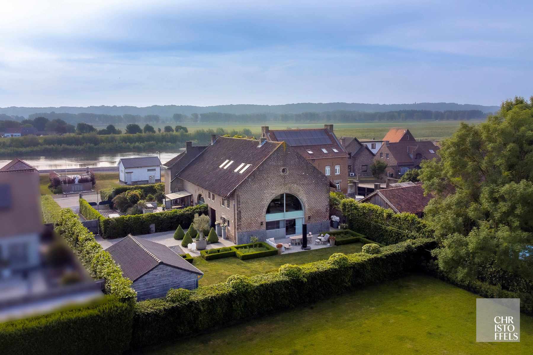 Tijdloze elegantie achter een authentieke gevel – volledig gerenoveerde woning van 303m² foto 2