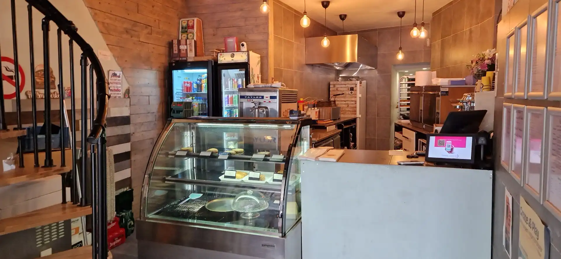 In centrum gelegen HANDELSPAND op 98 ca.  Heden uitgebaat als broodjeszaak. Dit pand heeft heel wat mogelijkheden en is geschikt voor verschillende doeleinden. Topligging! foto 2