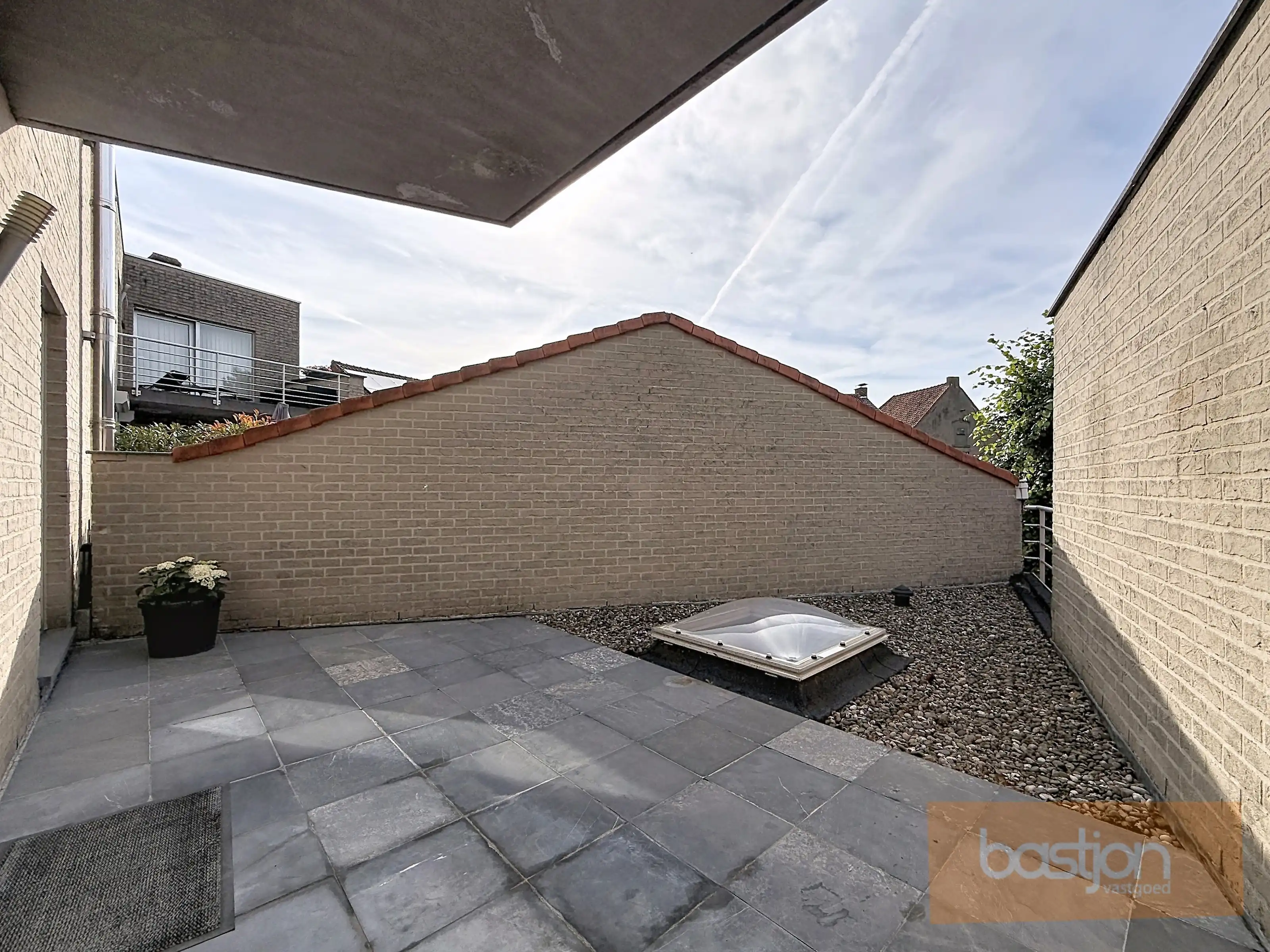 Lichtrijk appartement met terras en garage op Markeplaats foto 9