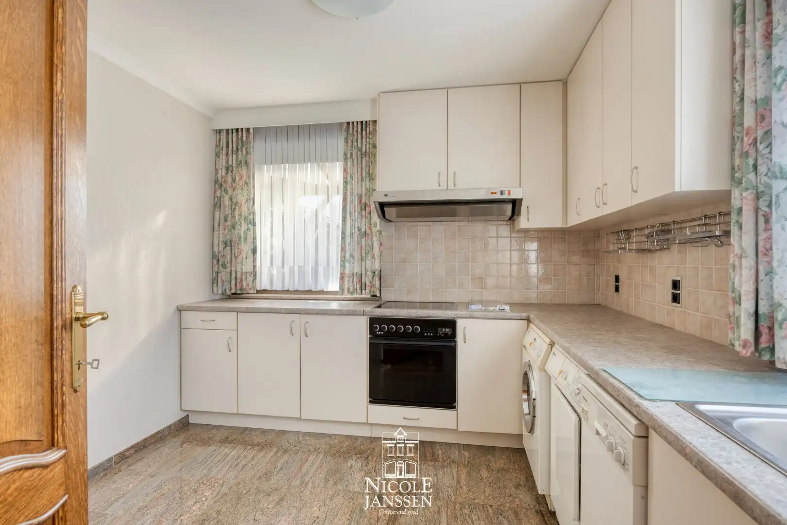 Ruime woning in landelijke omgeving foto 11