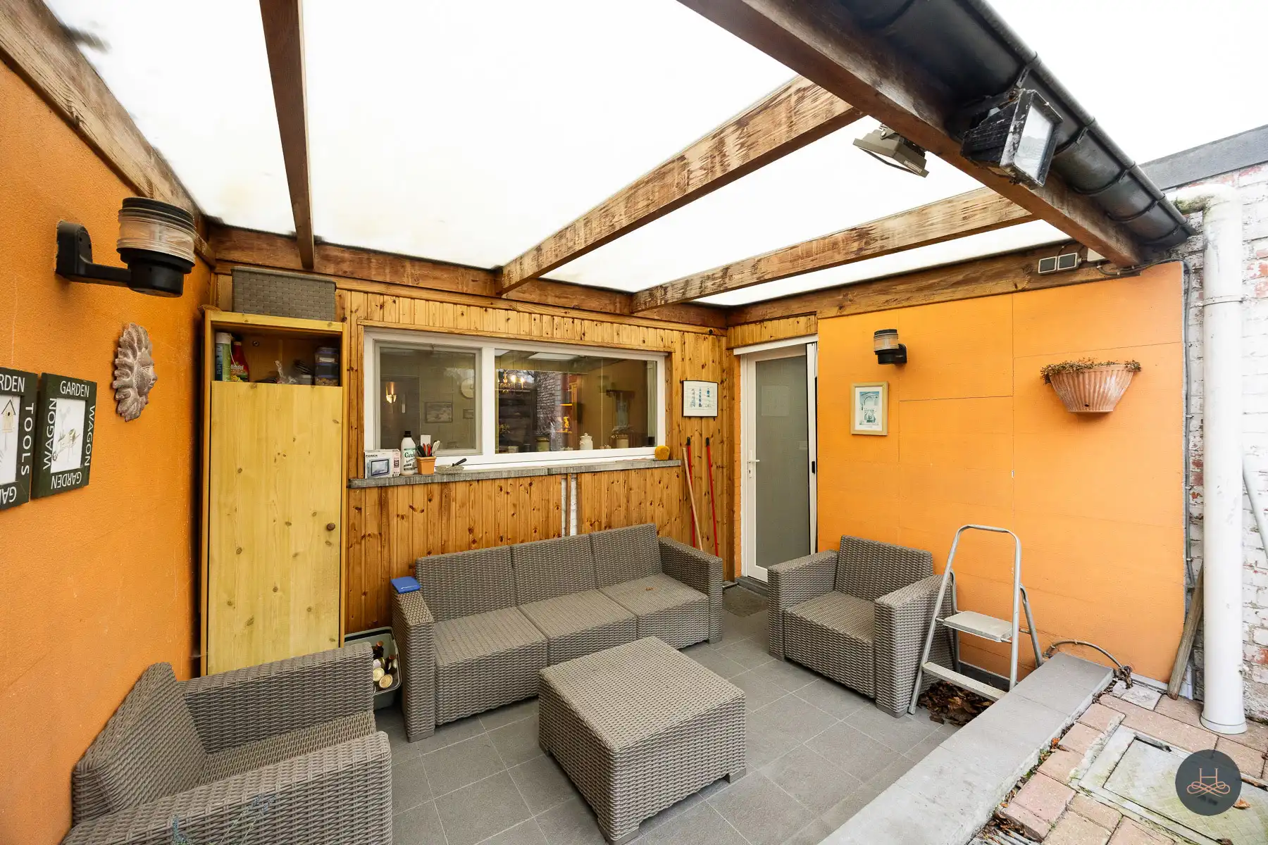 Charmante te moderniseren woning met stadskoer & terras foto 27