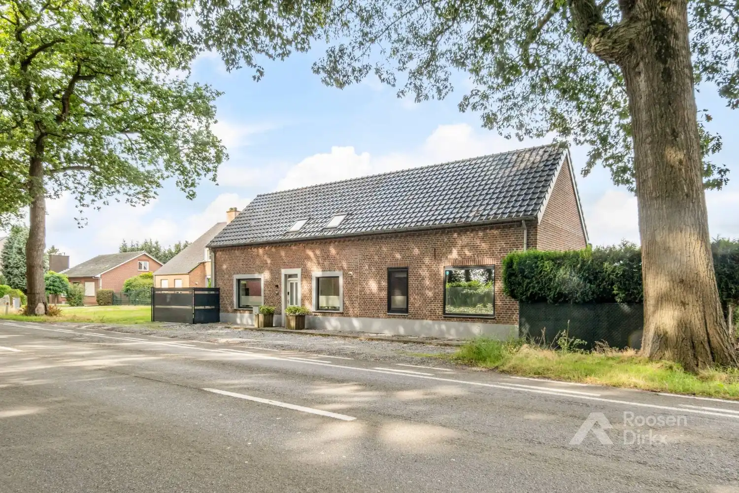 Karaktervolle gerenoveerde landelijke gezinswoning met 5 slaapkamers op perceel van 556m² foto {{pictureIndex}}