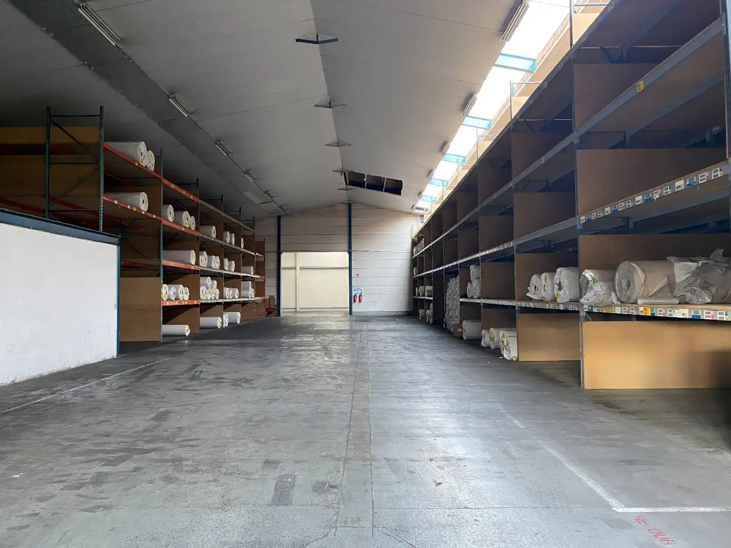 3 ruime loodsen (+-2110m²) met diverse mogelijkheden in een industriezone. foto 4