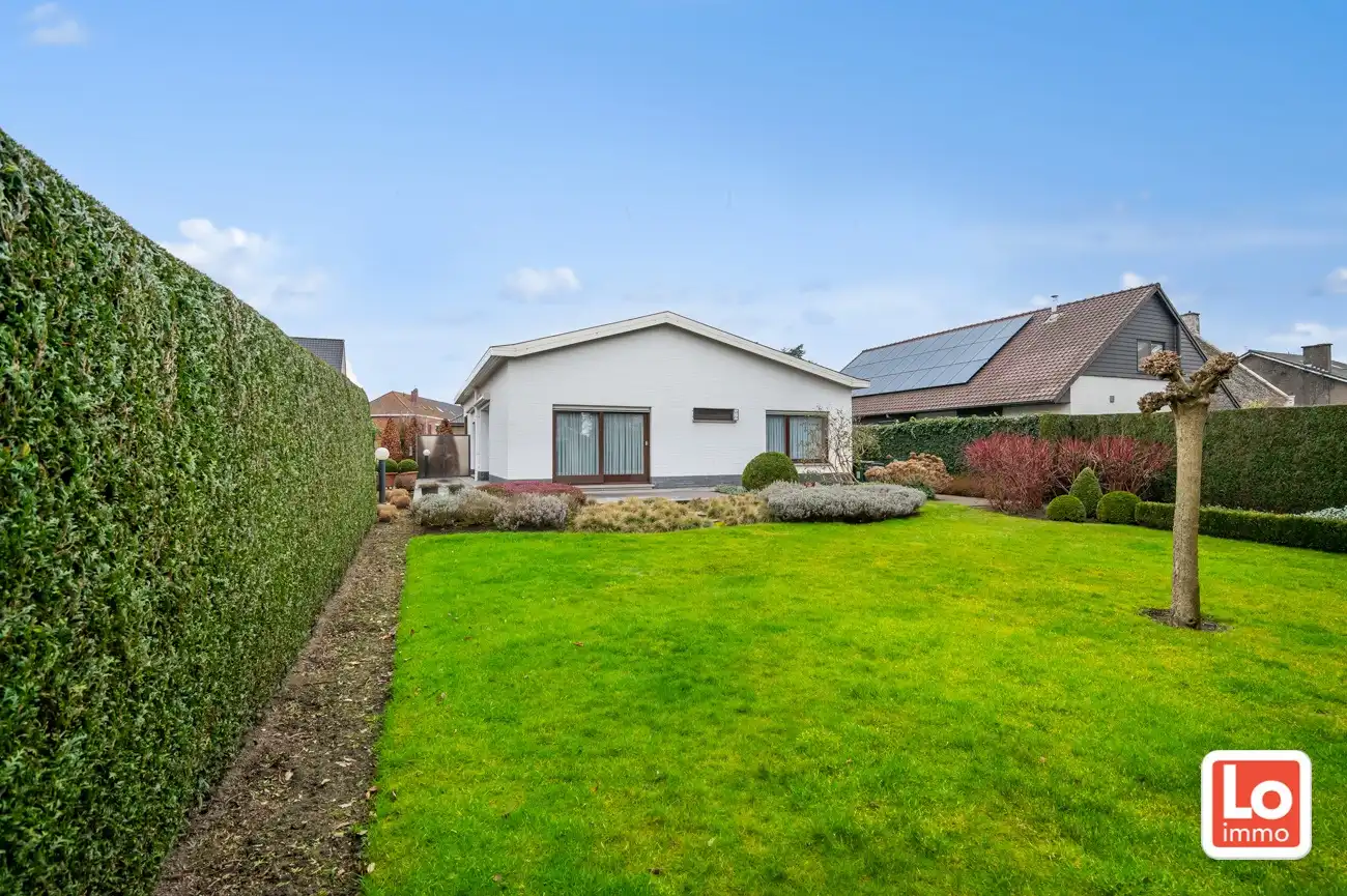 VERKOCHT! Goed onderhouden op te frissen gelijkvloerse woning met inpandige garage in een rustige straat nabij het centrum van Zelzate! foto 14