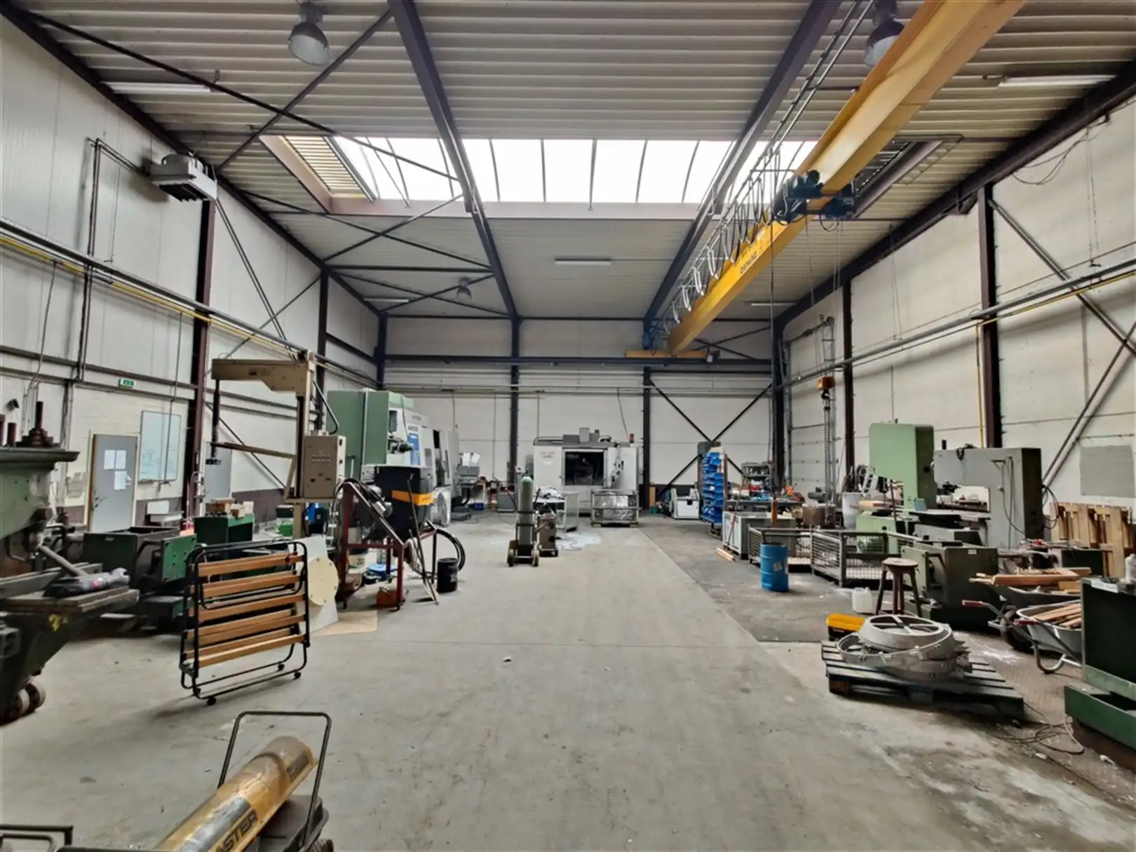 Magazijn met rolbrog en inpandig kantoor foto 4