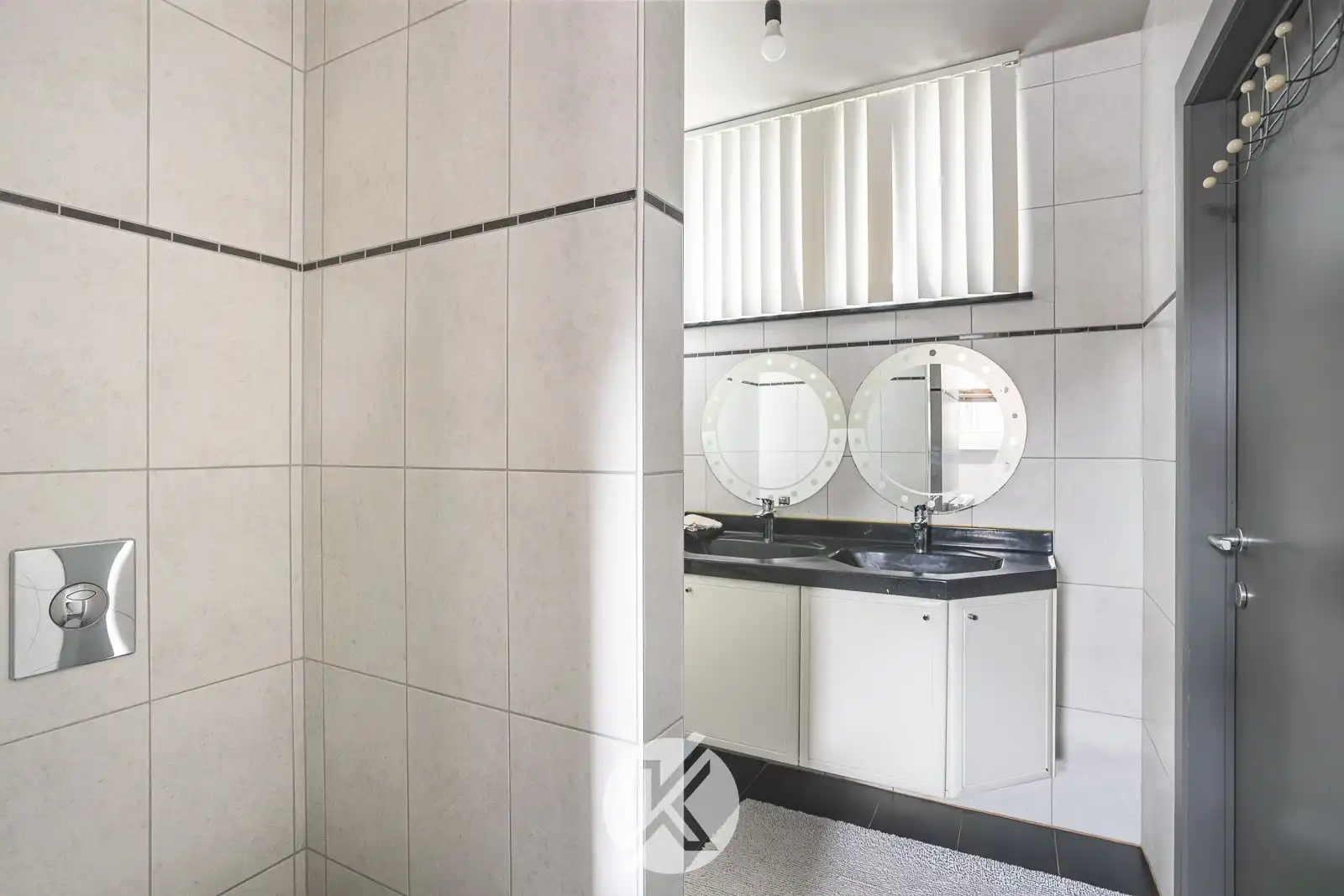 Moderne gezinswoning met aparte garage foto 18