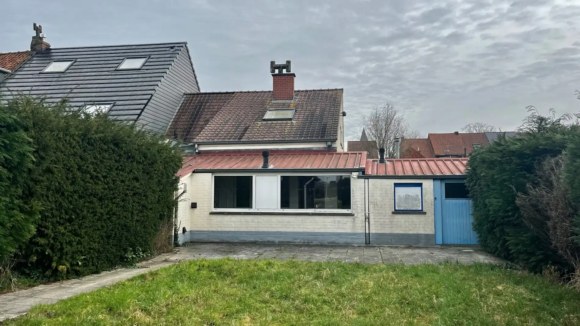 Hoofdfoto van de publicatie: Grote woning op 924 m² met uitweg en garage