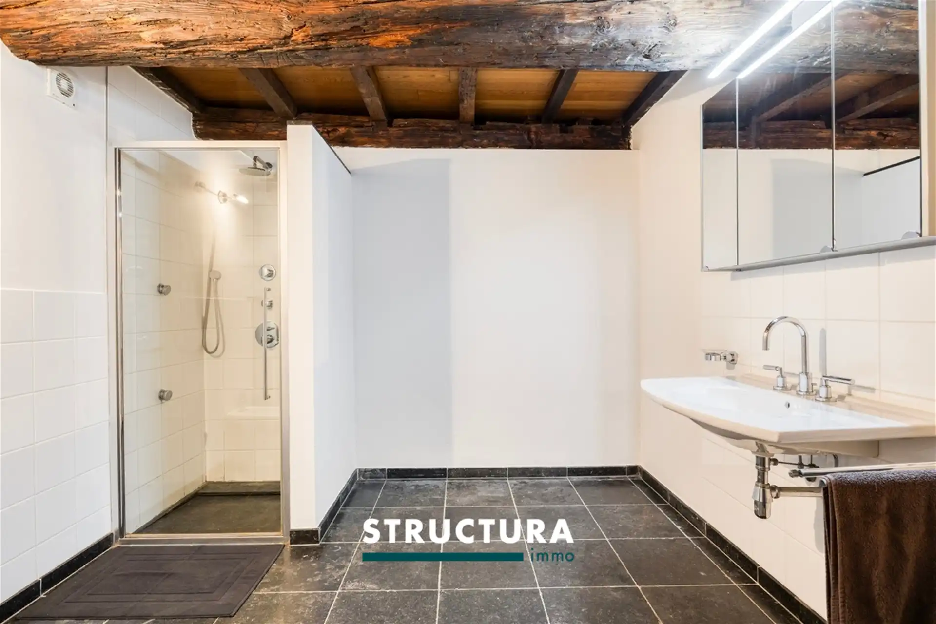 Prachtige woning met ruime loods foto 18