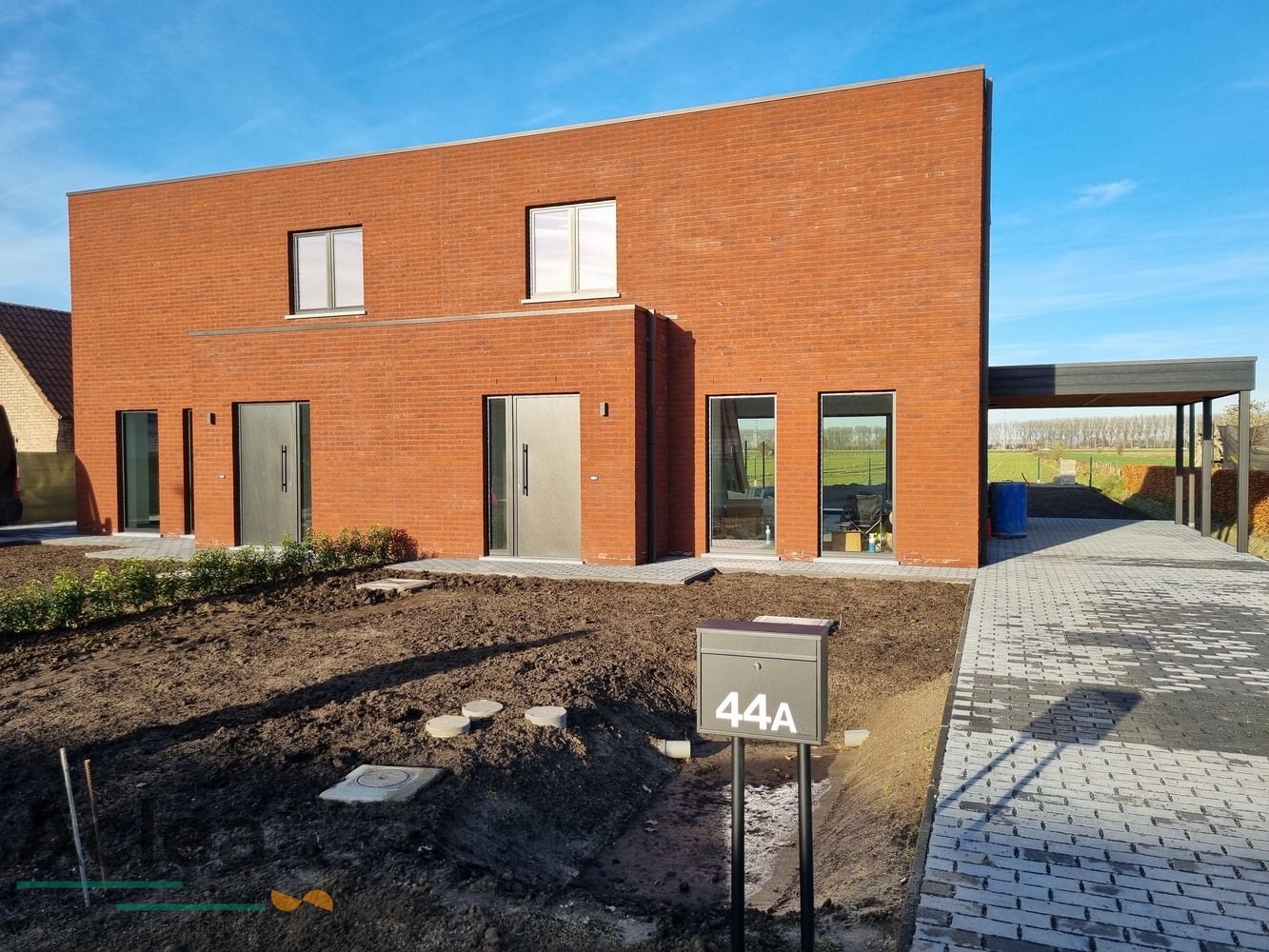 Perfect afgewerkte, ruime nieuwbouwwoning met weids uitzicht in rustige omgeving foto 2