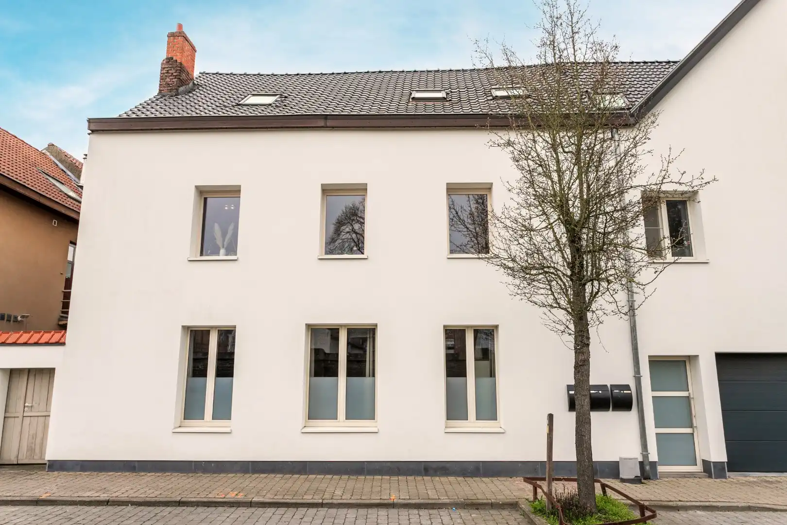Ruime duplex (143m²) met 3 slaapkamers te Dworp foto {{pictureIndex}}
