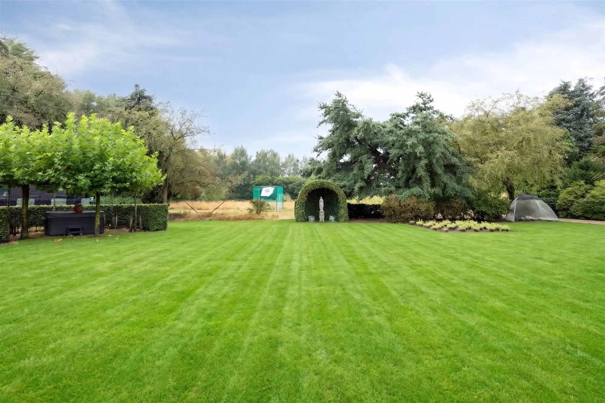 Knappe duo-villa op 8.843 m² in villawijk aan NL-grens. foto 64