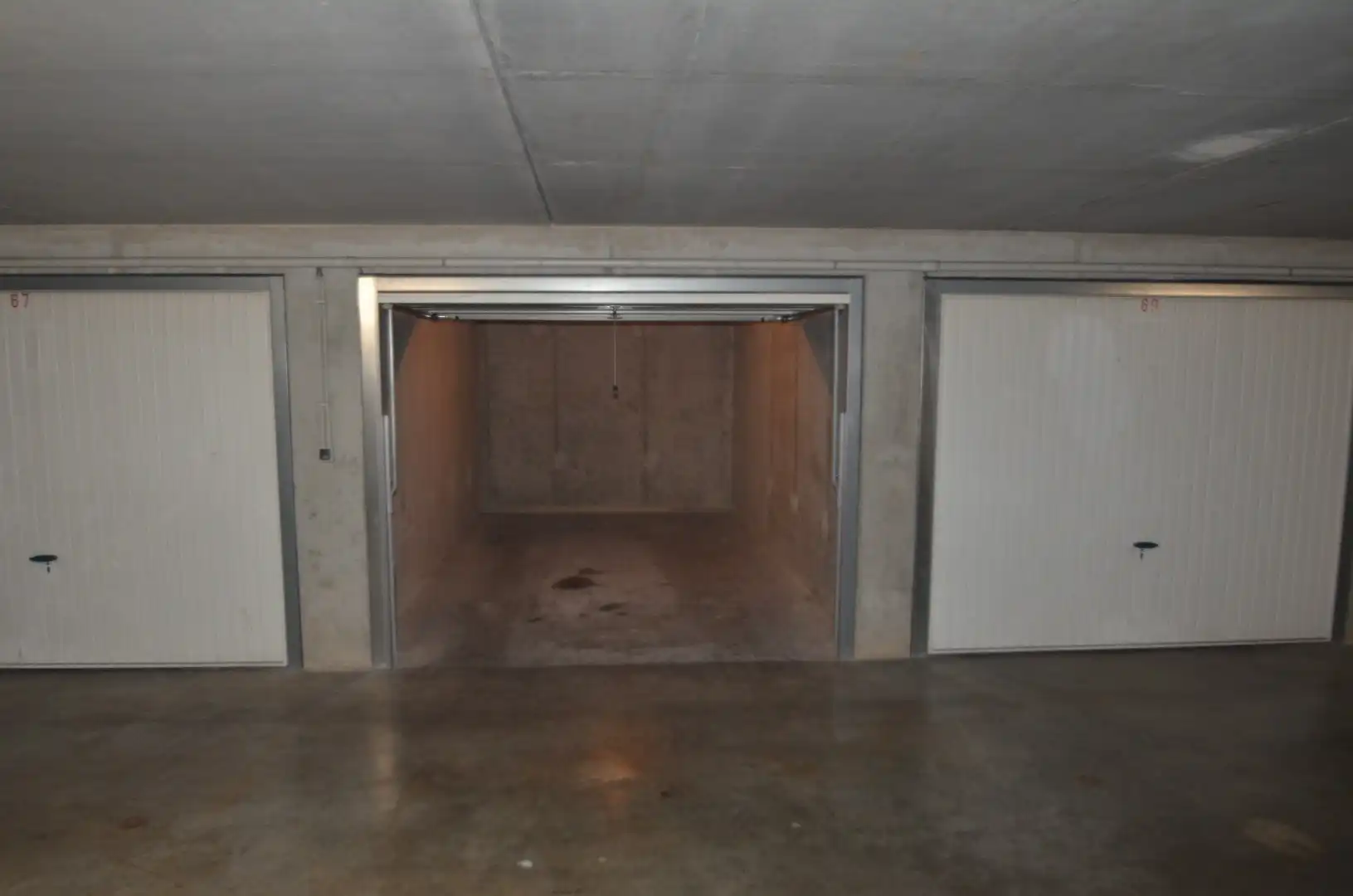 7 garageboxen naast elkaar: ideale investering foto {{pictureIndex}}