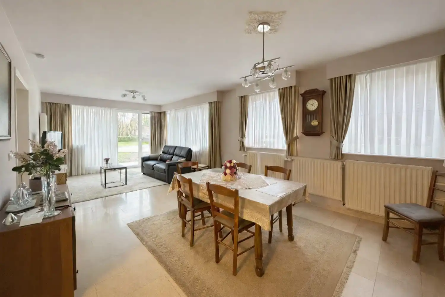 INSTAPKLAAR GELIJKVLOERS APPARTEMENT (H.O.B) foto 4