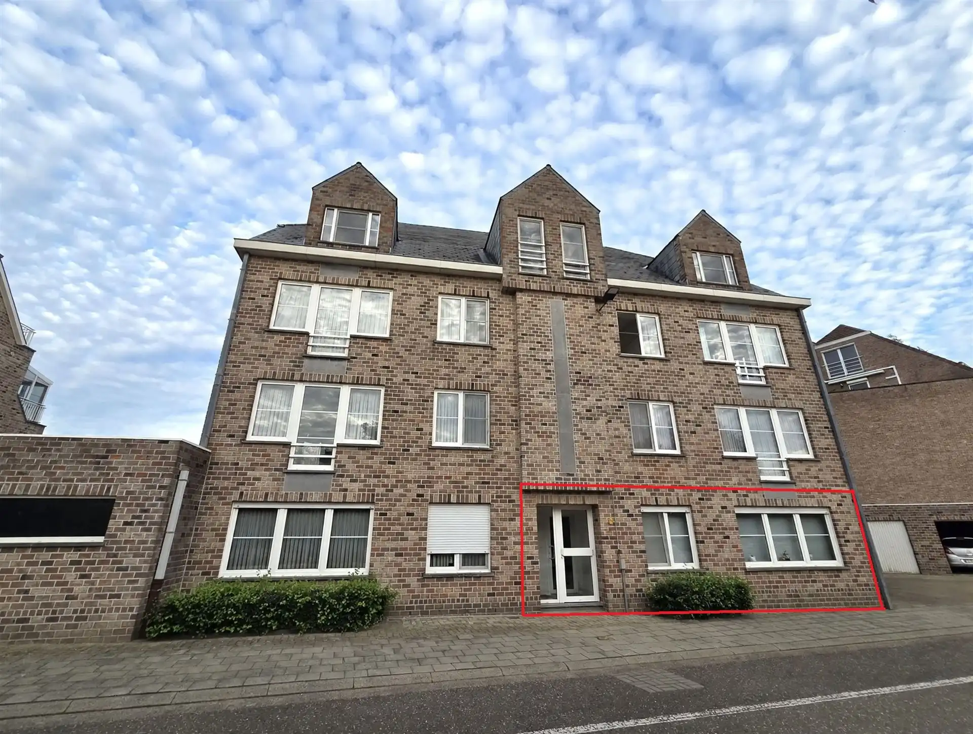 Ruim gelijkvloers app van 102 m² met terras en staanplaats in hartje Bonheiden foto {{pictureIndex}}