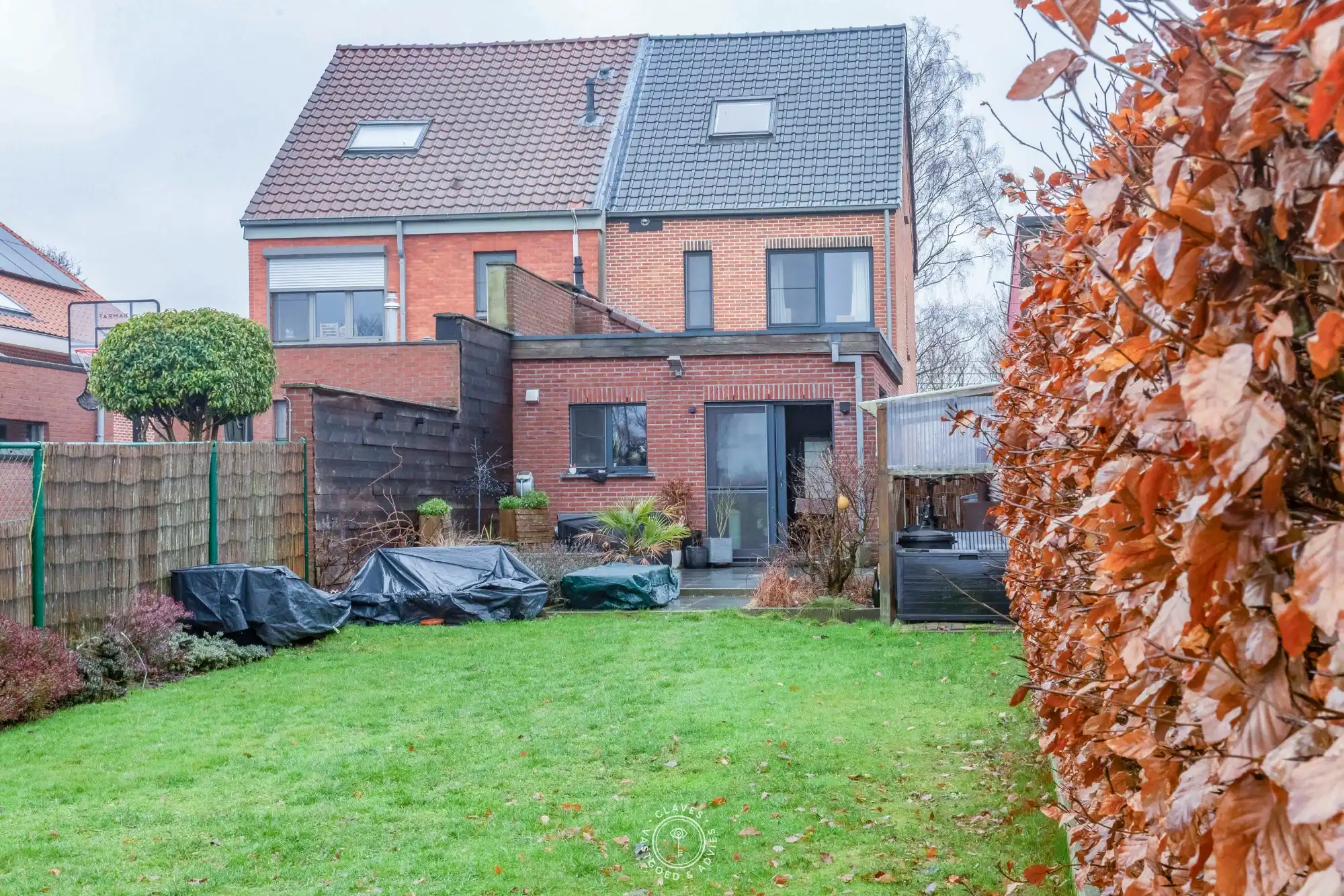 Charmante halfopen bebouwing met open zicht op achterliggende velden foto 4