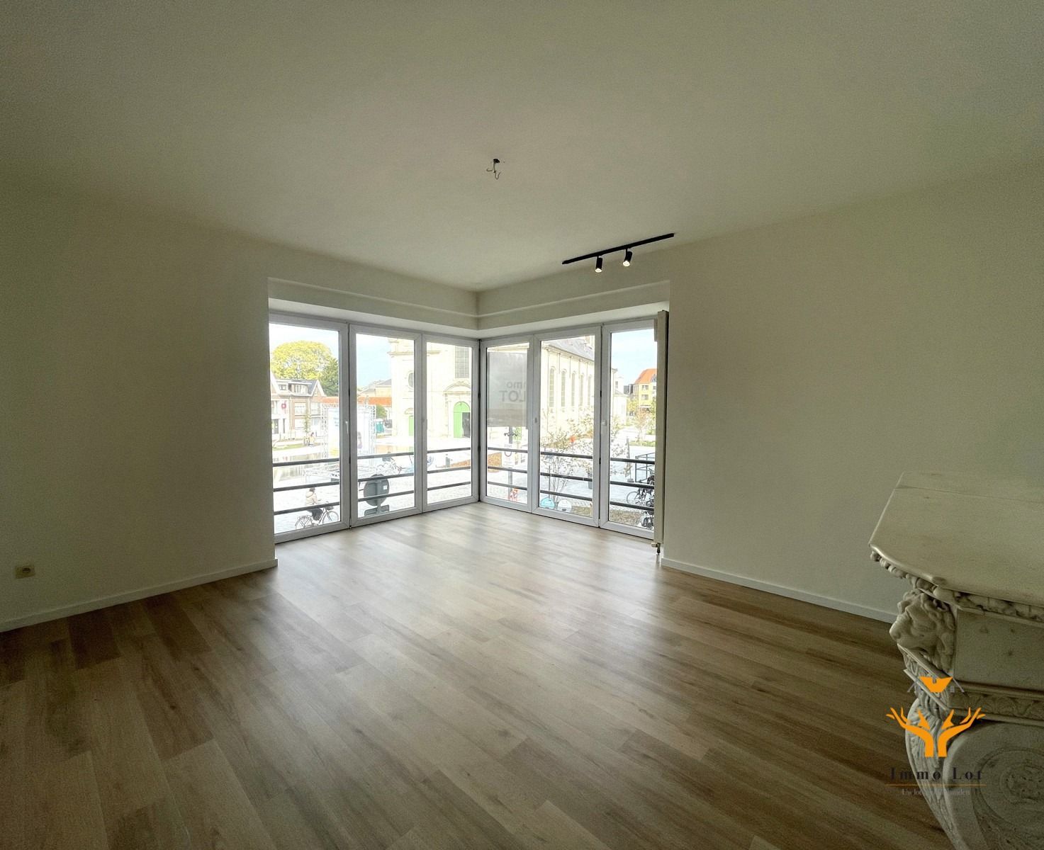 TE HUUR: Gerenoveerd appartement op Markt Zele foto 4