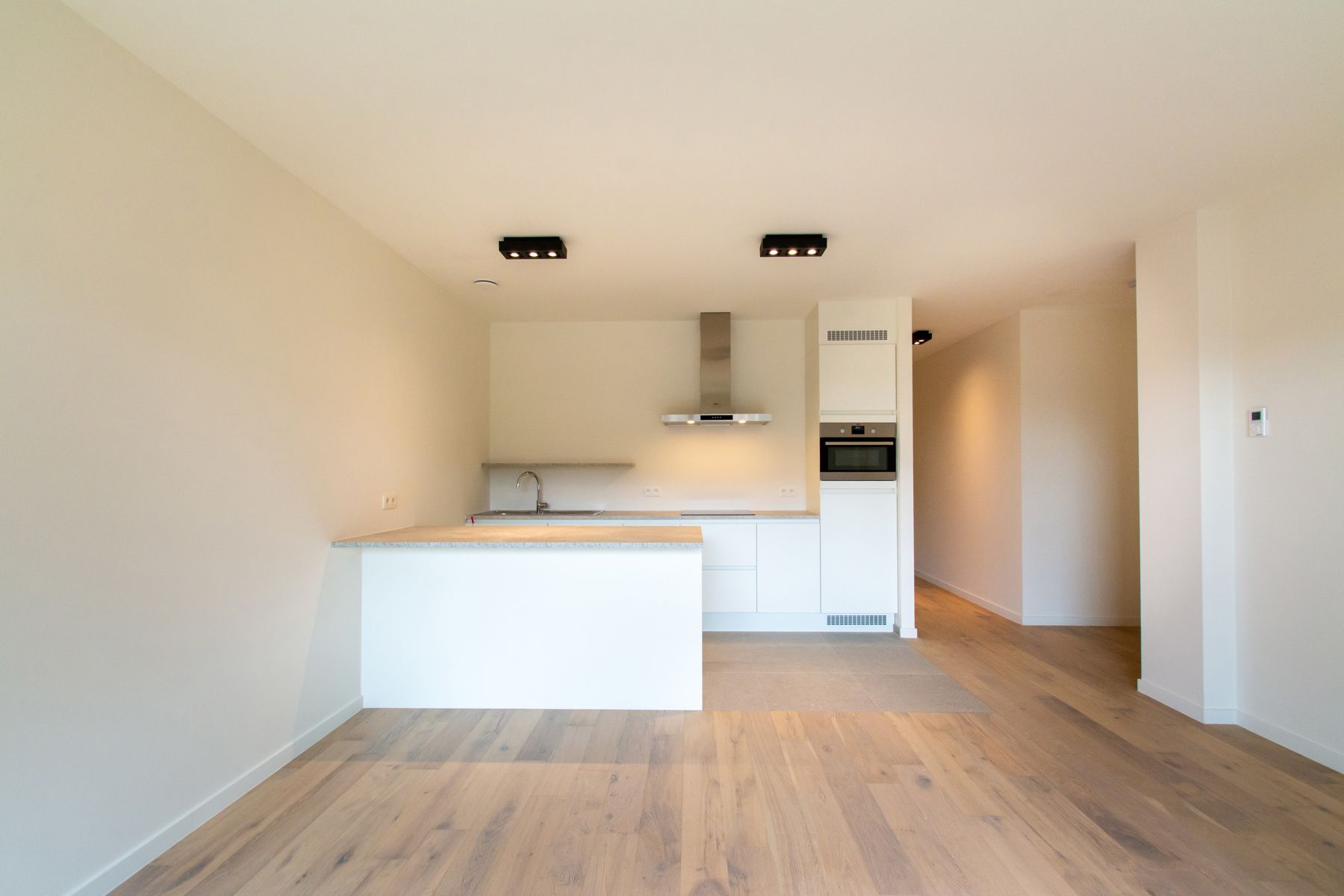 Ongemeubeld 1 slaapkamer app. met mooi terrras foto 4