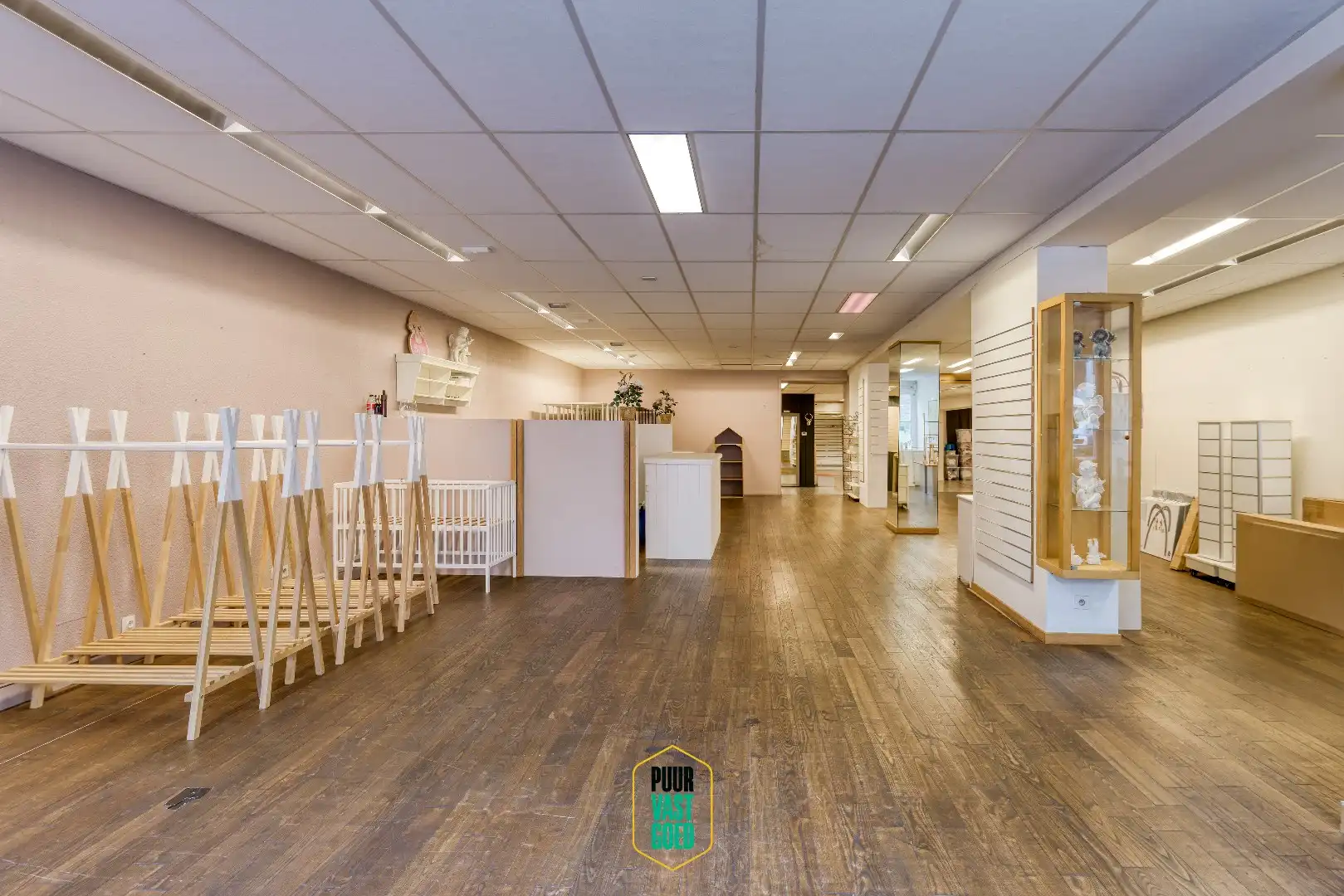 Riant appartement en studio boven grote handelsruimte  foto 2