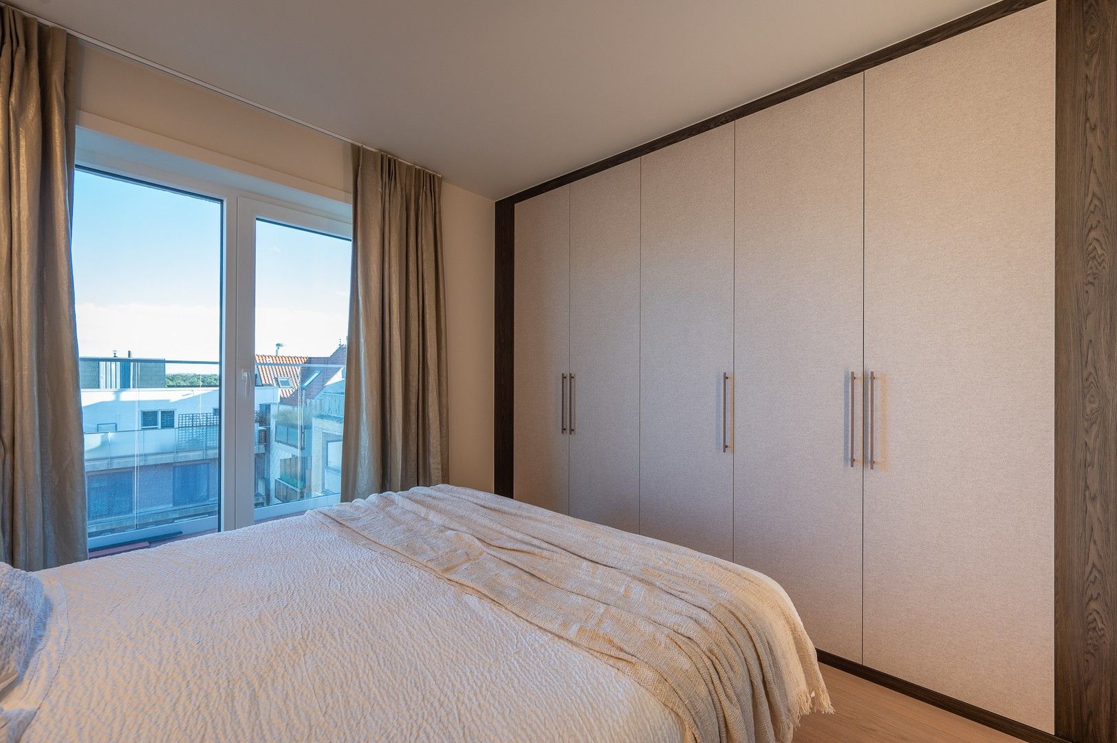 Fantastisch gerenoveerd appartement, centraal gelegen te Knokke op enkele stappen van de zee. foto 15