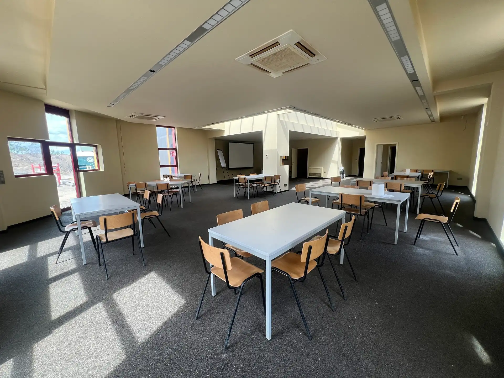 Bedrijfsgebouw op toplocatie in Houthalen, direct aan de E314 foto 14
