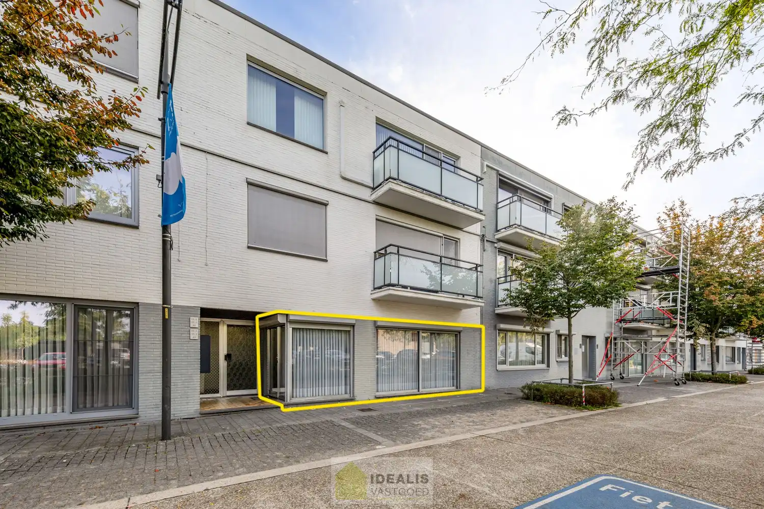 IDEALIS VASTGOED - GELIJKVLOERS APPARTEMENT IN HET CENTRUM VAN KAULILLE, BOCHOLT! Dit appartement van het bouwjaar 1972 biedt u een ruime keuken met aangrenzend bijkeuken met extra opbergruimte, een heerlijke woonkamer met grote glaspartijen, fijne slaapkamer, terras en privatieve garagebox. Dé unieke kans voor kandidaten op zoek naar een appartement op een aangename locatie vlakbij het centrum van Bocholt!! foto 3