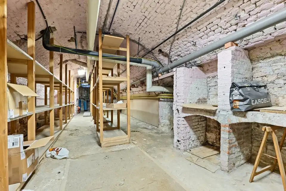 ICONISCH HANDELSPAND MET LUXUEUZE WOONST OP DE GROTE MARKT VAN SINT-TRUIDEN foto 46