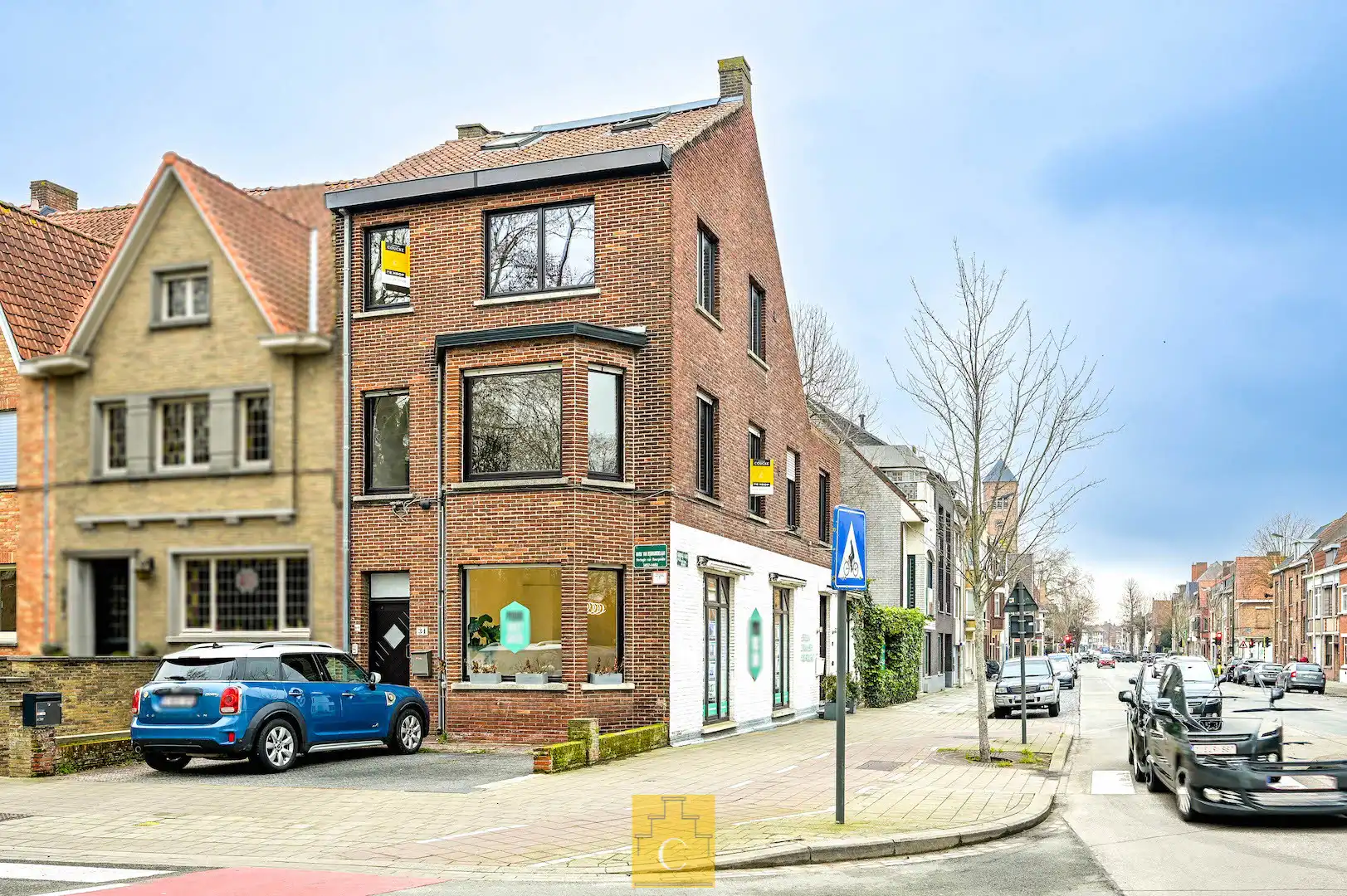 karaktervol handelspand met woonst en parking voor 2 wagens op toplocatie in Brugge (Kristus Koning) foto {{pictureIndex}}