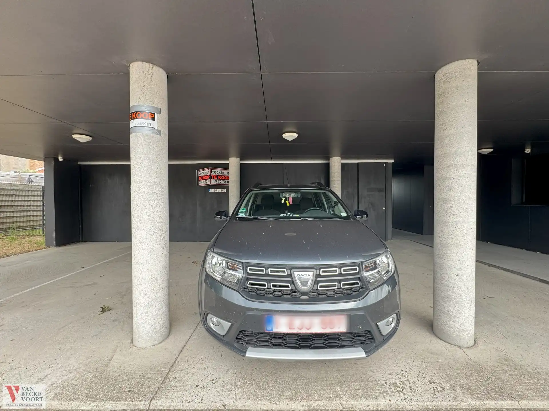 Overdekte staanplaats met berging foto 2