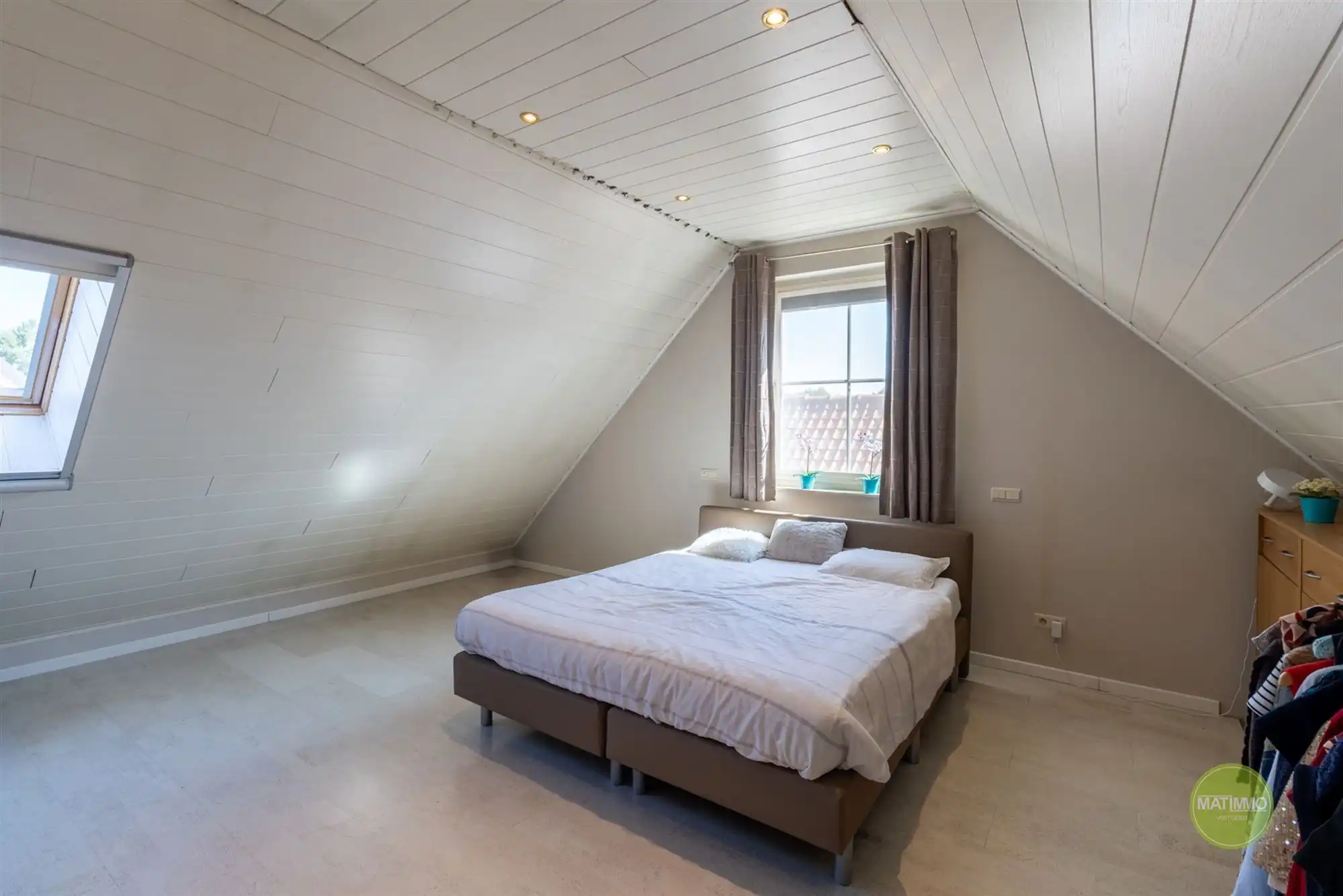 Instapklare gezinswoning met magazijn, zwembad en poolhouse  foto 17