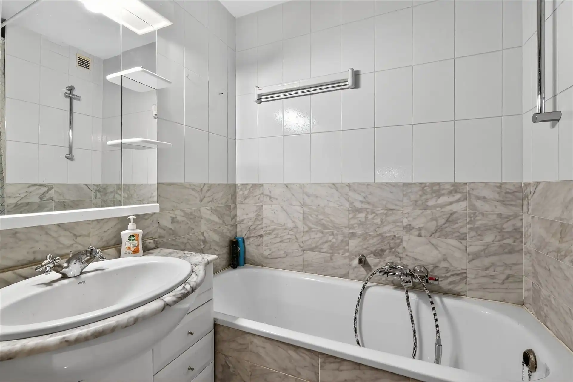 SLAAPHOEK / CENTRALE LIGGING foto 14