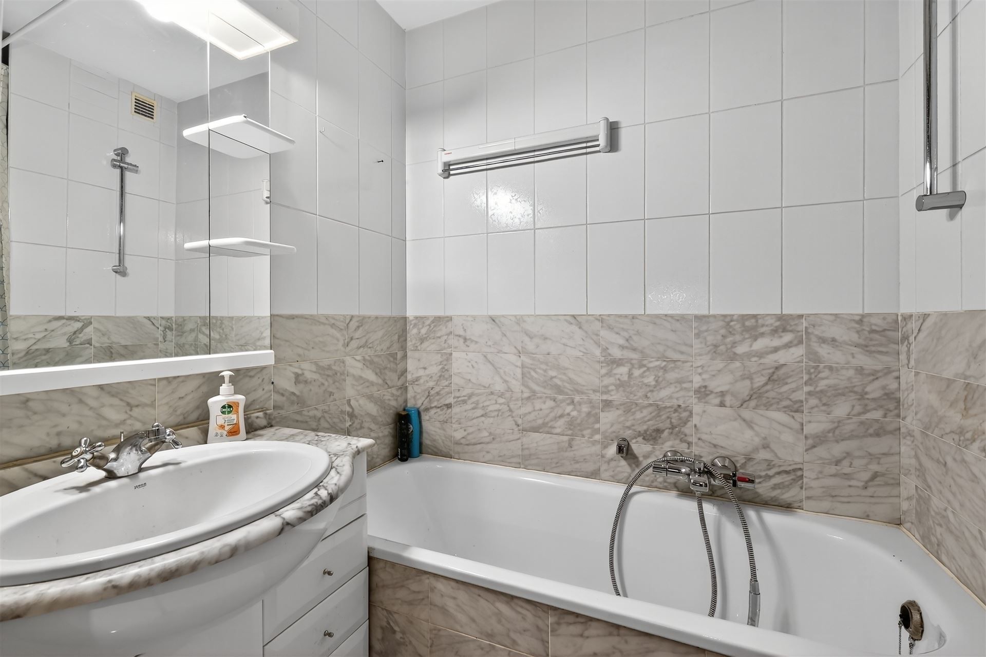 SLAAPHOEK / CENTRALE LIGGING foto 14