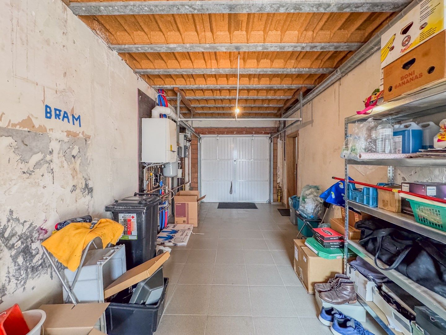 Ruime rijwoning met 3 slaapkamers en grote garage. foto 6