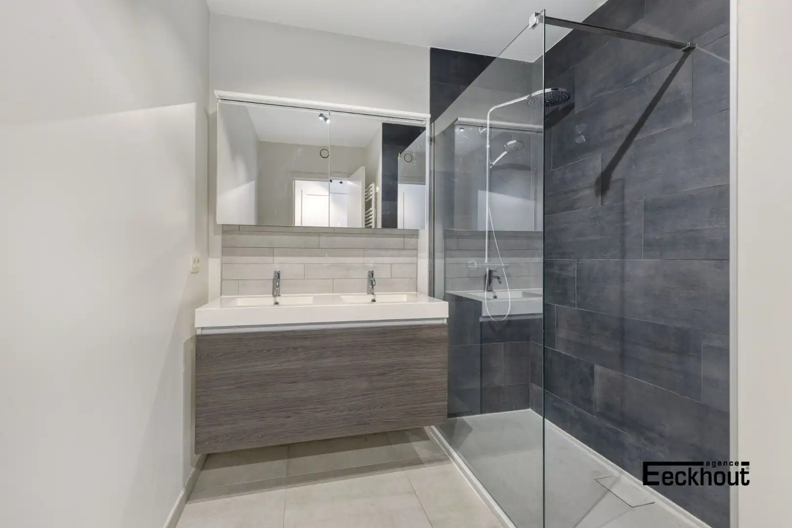 Instapklaar 2-slaapkamer appartement met ruim terras gelegen aan de Spuikom te Bredene! foto 9