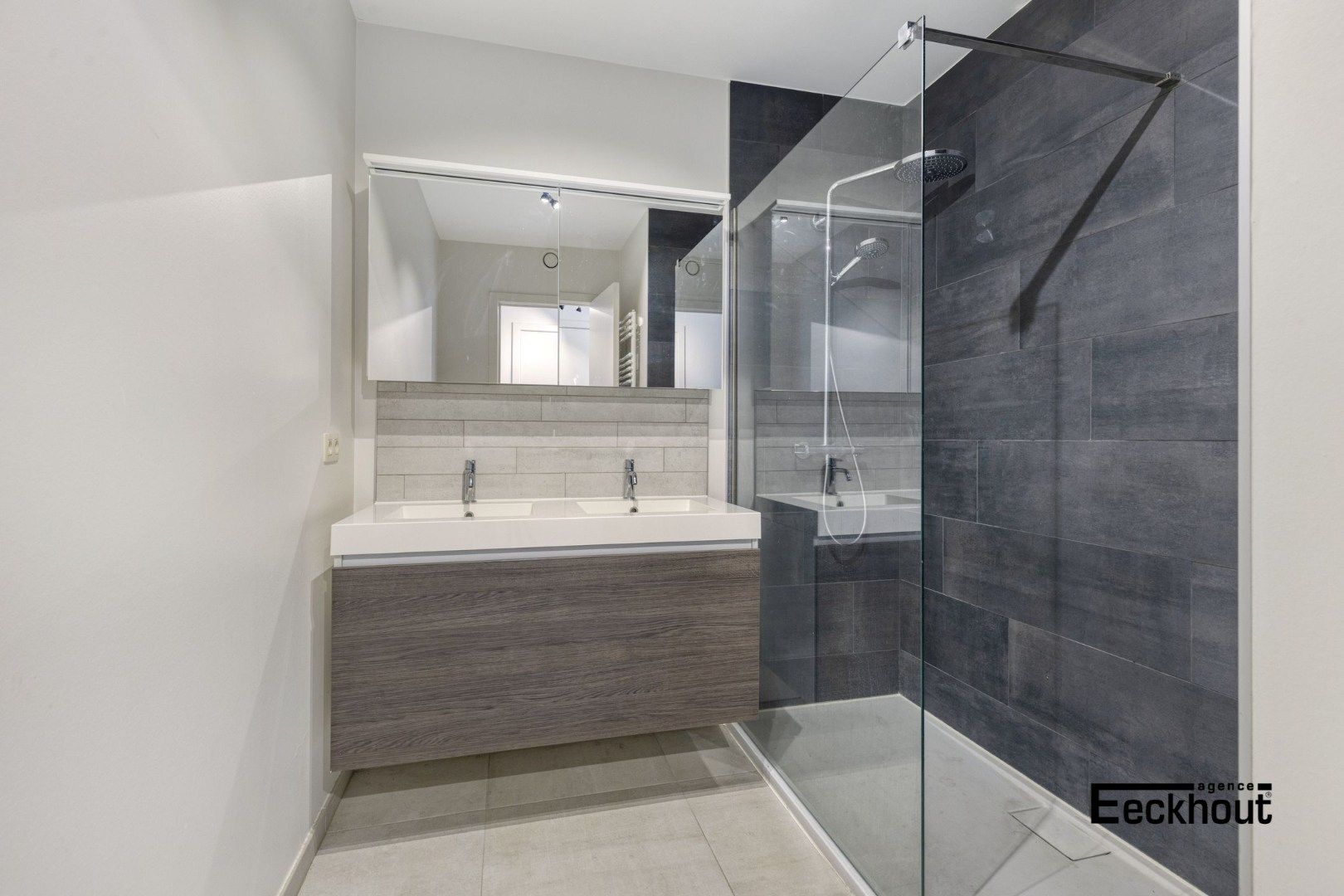 Instapklaar 2-slaapkamer appartement met ruim terras gelegen aan de Spuikom te Bredene! foto 9