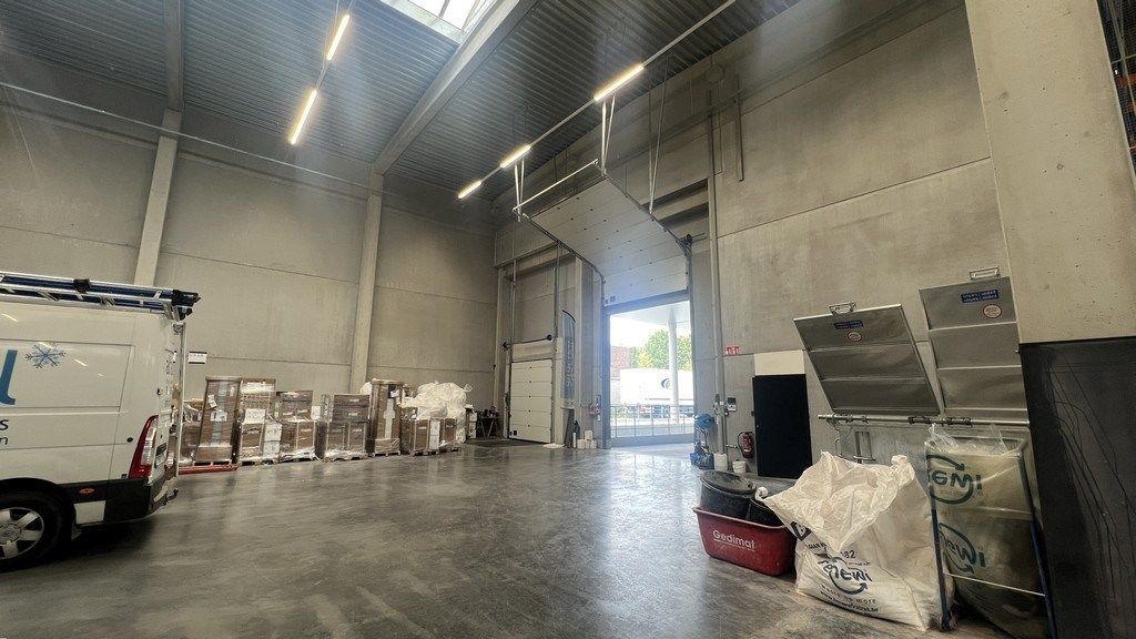 Recent magazijn te huur langs E40 in Erembodegem foto 3