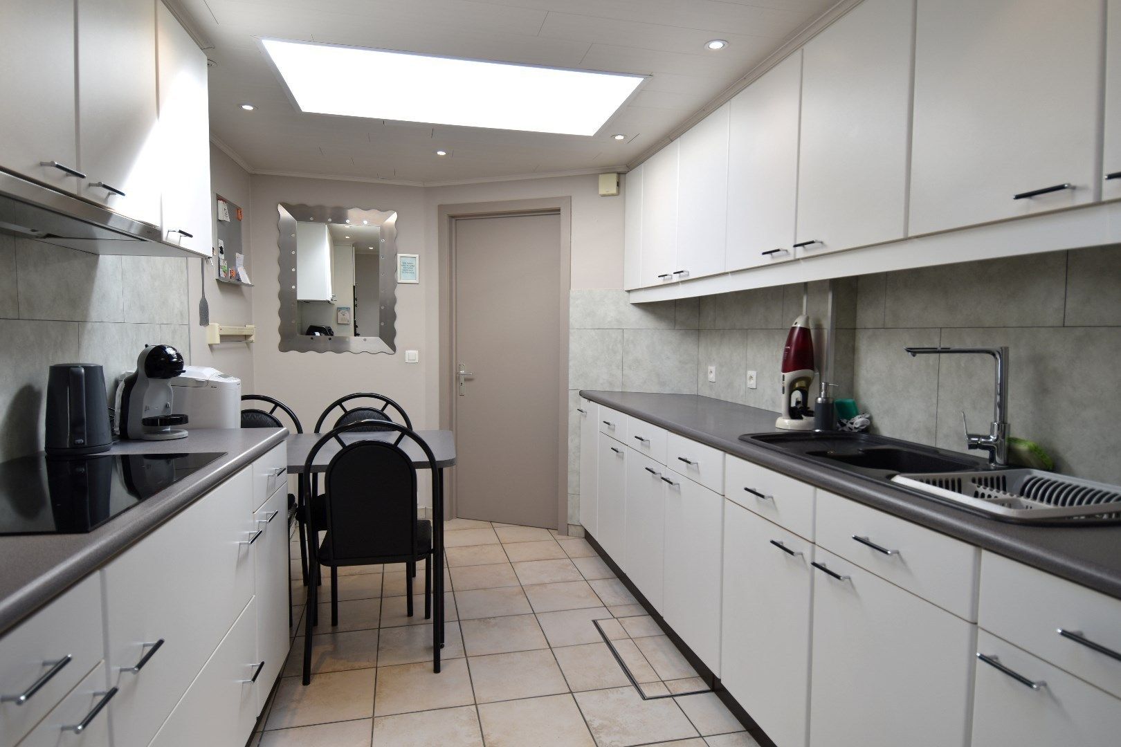 Mooie rijwoning met 2 slaapkamers, tuin en garage te koop in het gezellige Gullegem foto 6