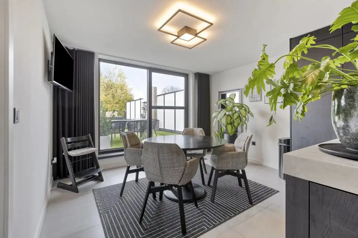 Zeer ruim handelspand met tuin en exclusief triplex  appartement met privé-lift en 2 slaapkamers, garage en staanplaats. foto 15