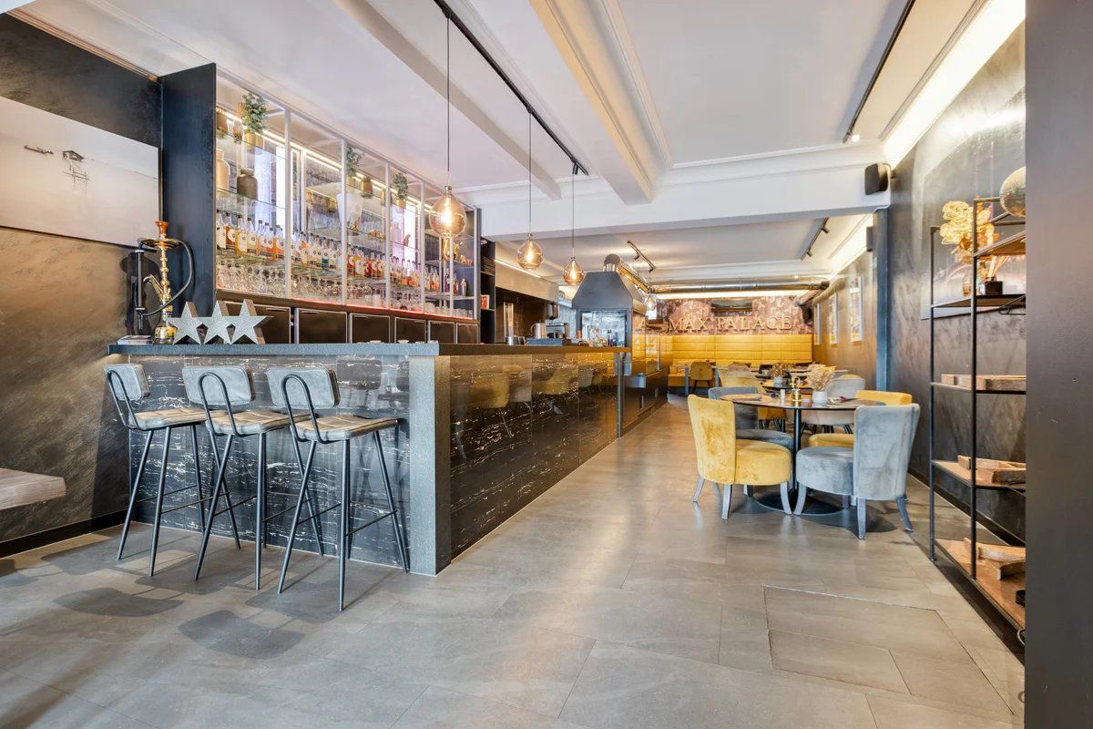 Zeer ruim handelspand met groot terras, buitenberging op toplocatie in Mol-centrum. foto {{pictureIndex}}