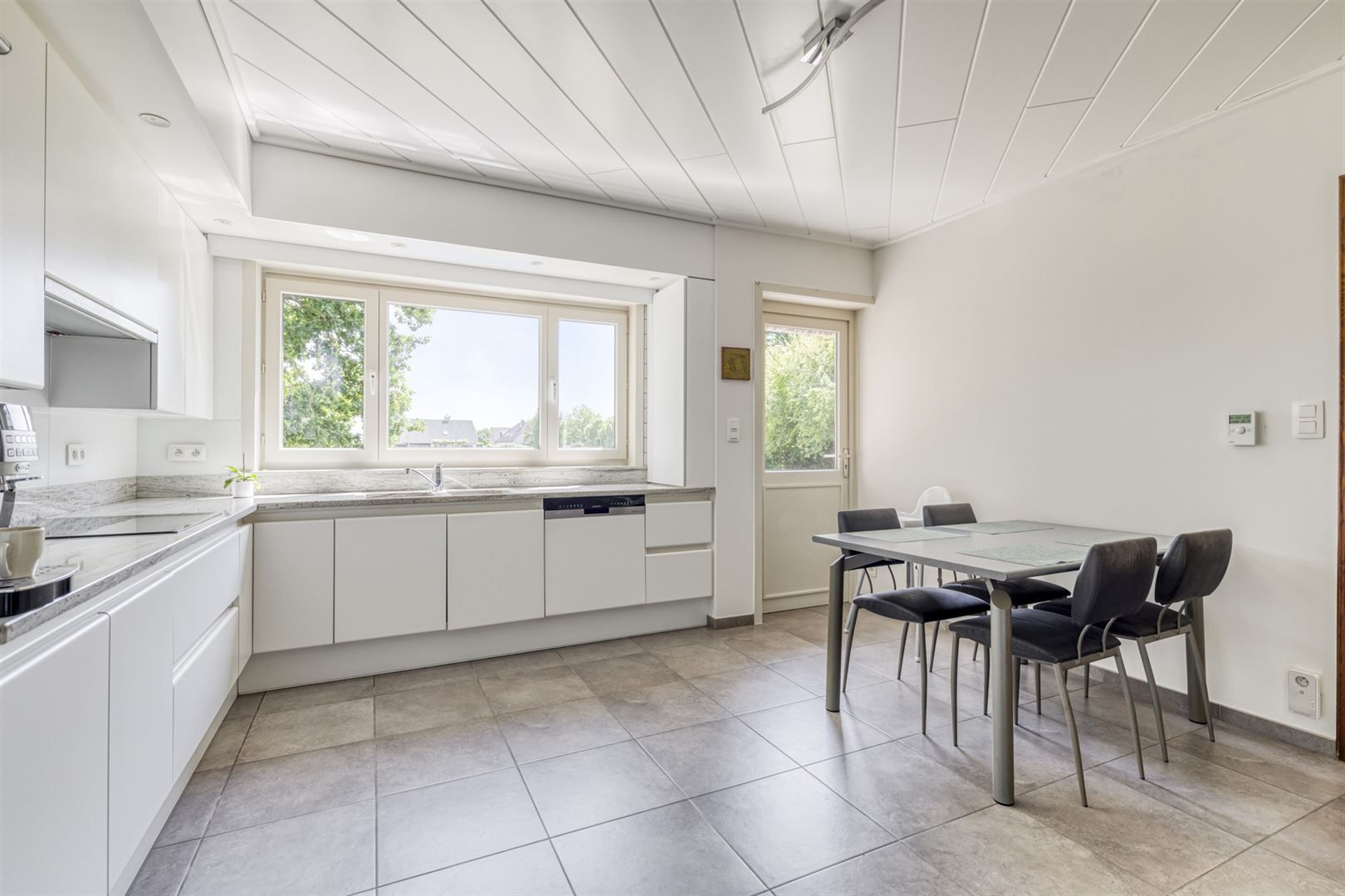 Huis + weiland foto 20