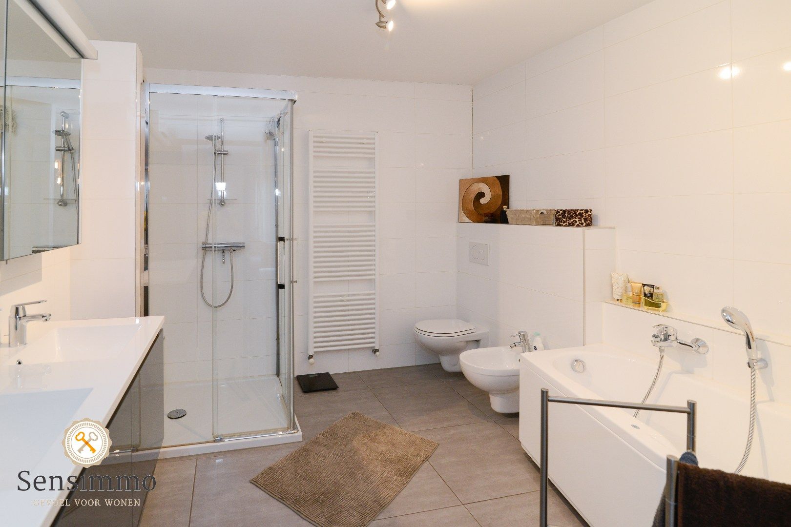 Modern en ruim appartement met 1 slaapkamer, dubbel terras en privé parking foto 18