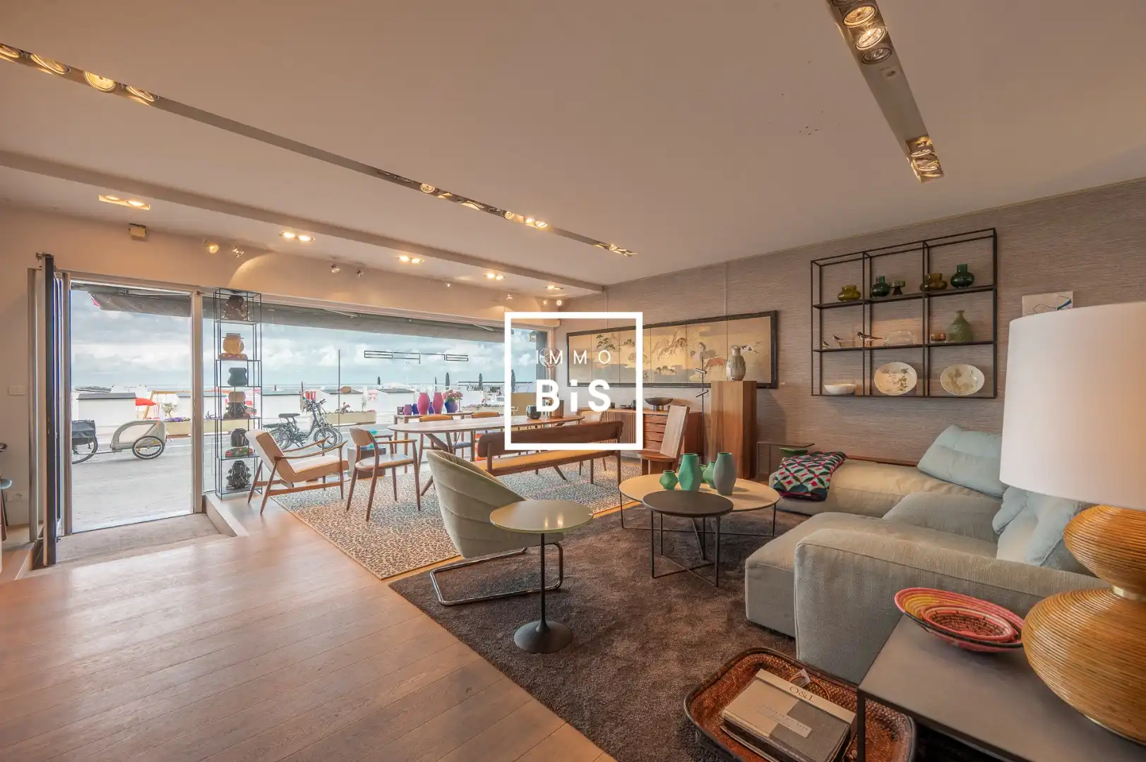 Ruim handelspand op de Zeedijk in het Zoute met brede etalage foto 4