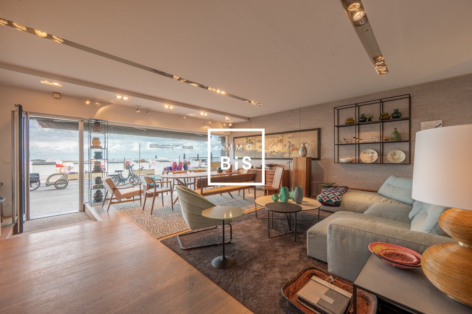 Ruim handelspand op de Zeedijk in het Zoute met brede etalage foto 4