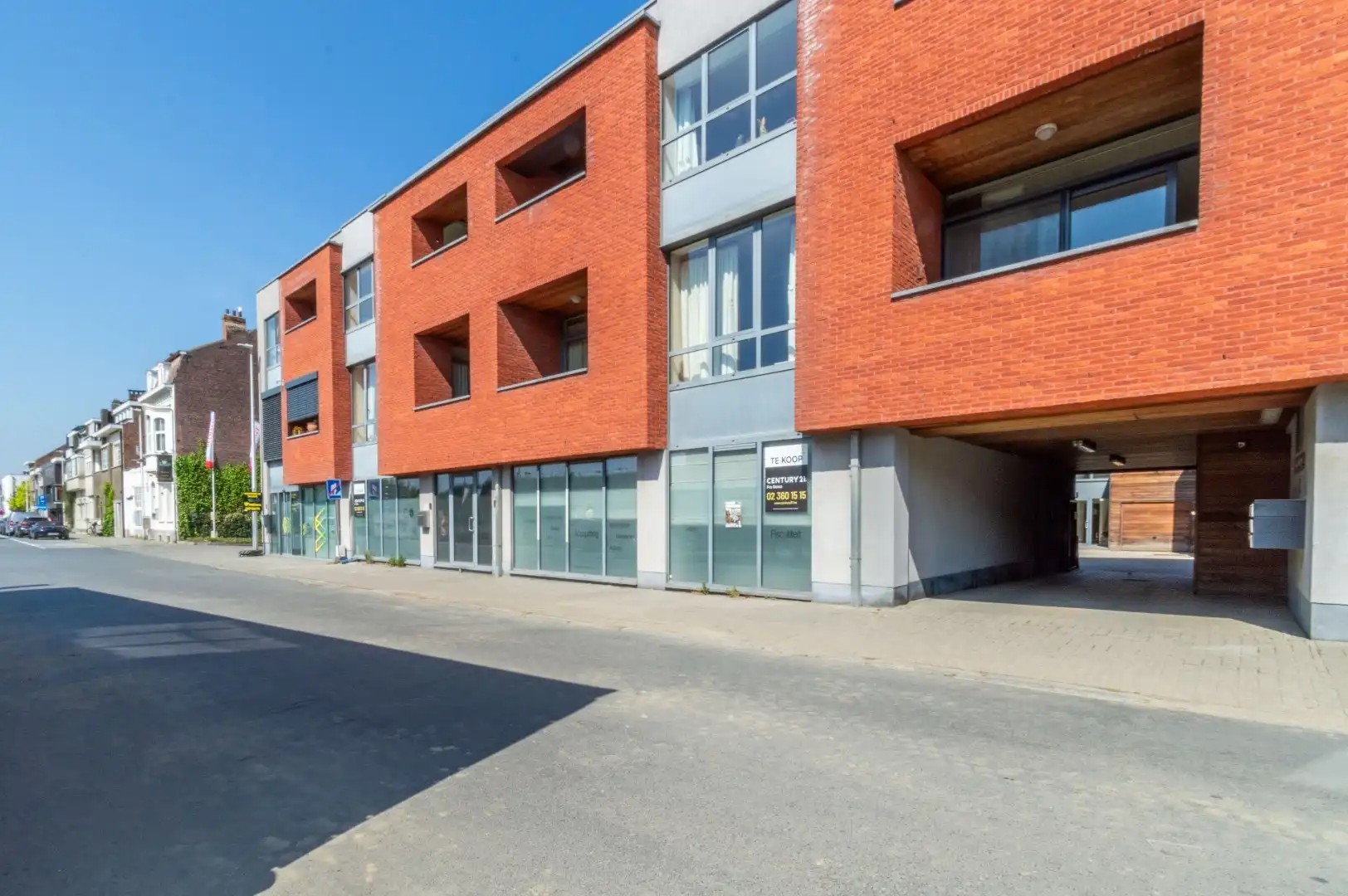 Ruime, instapklare gelijkvloerse praktijk-, kantoor- en/of commerciële! foto {{pictureIndex}}