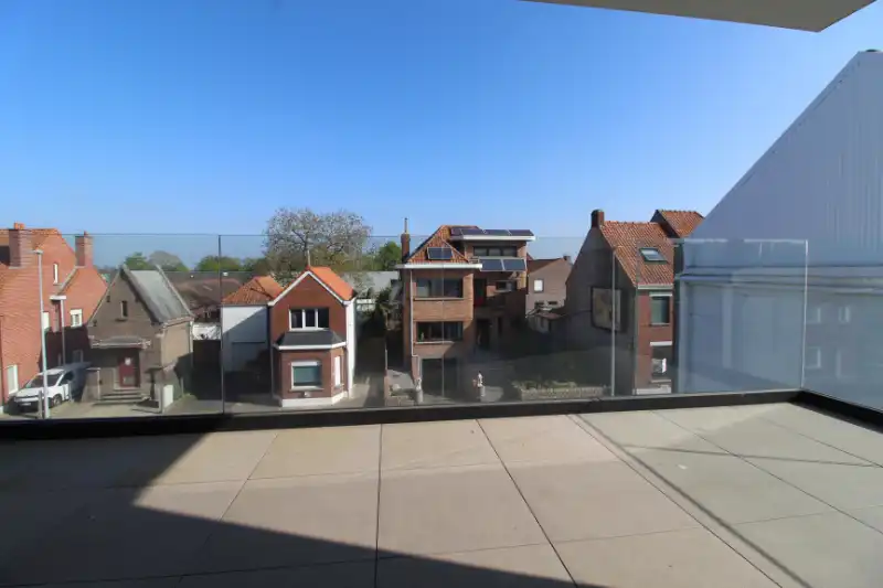 Modern en lichtrijk appartement te huur in Ingelmunster foto 10