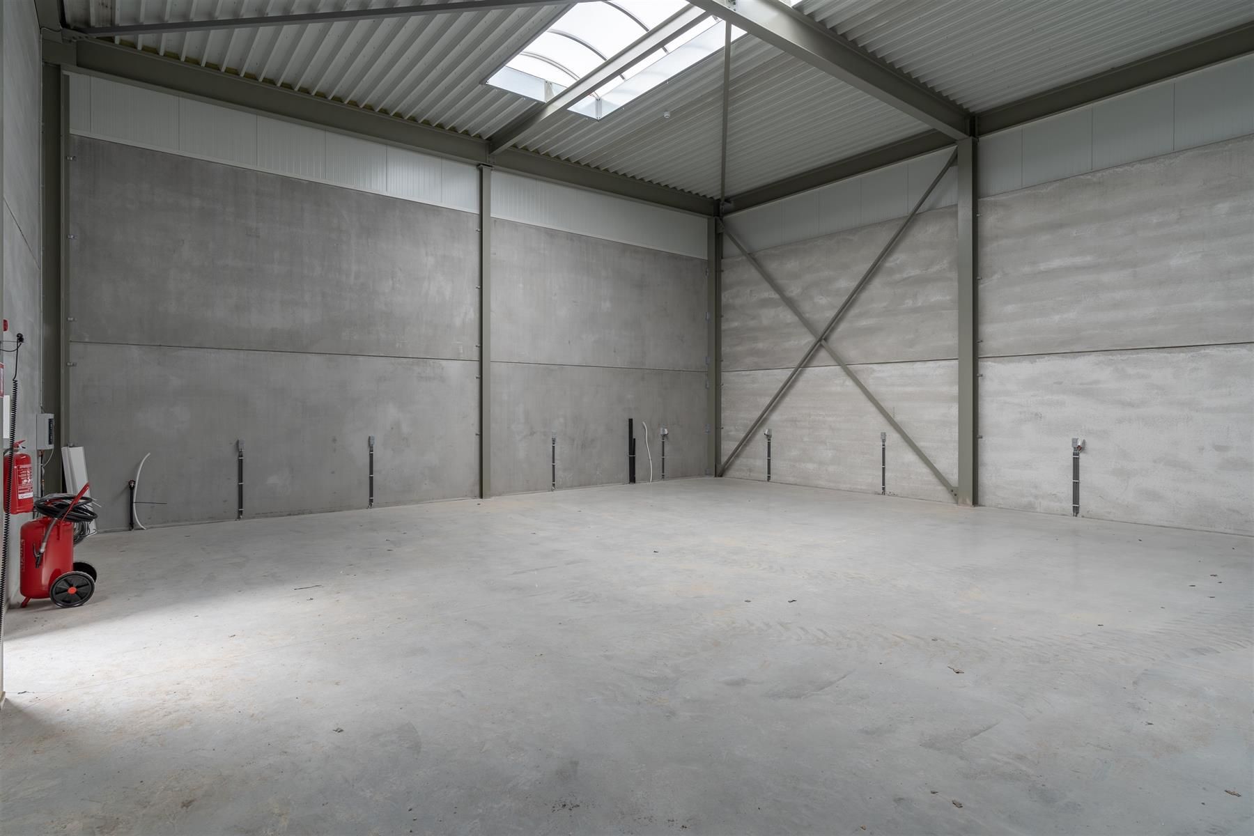 Instapklaar industrieel magazijn van 150 m² te huur in Weelde foto 4