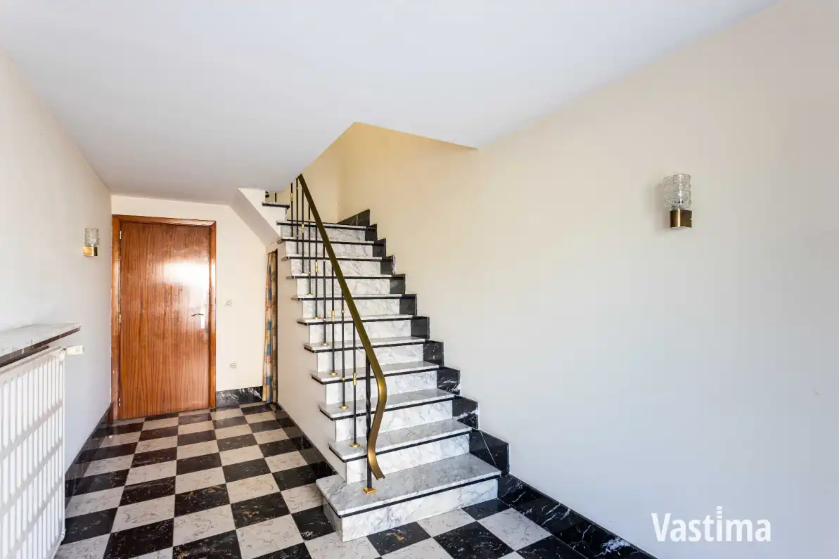 Woning met 3 slaapkamers, garage en ruime tuin foto 2