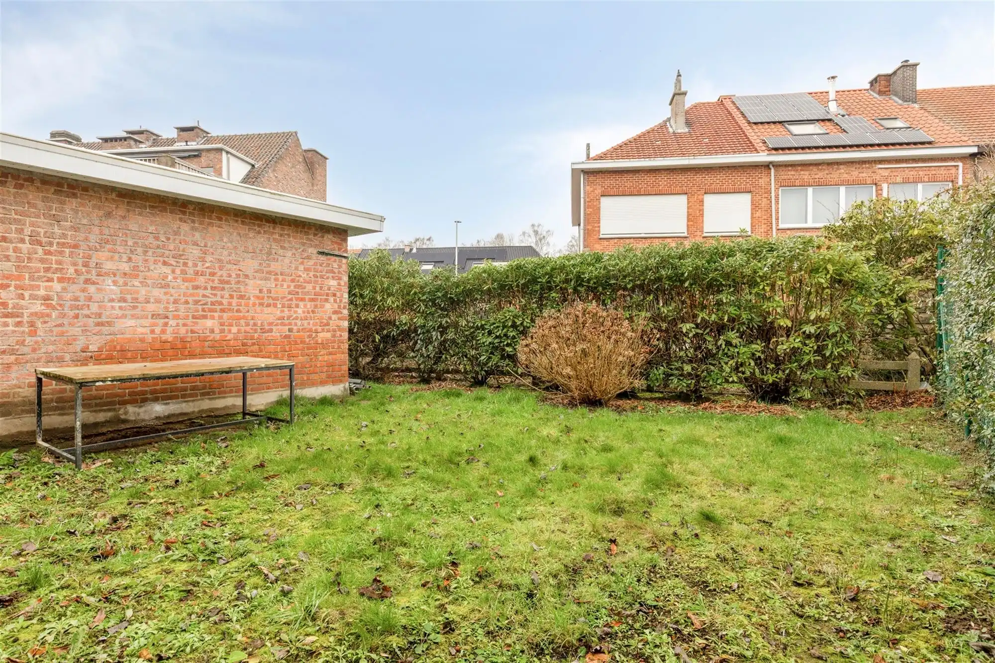 Karaktervolle halfopen bebouwing in rustige woonwijk foto 11