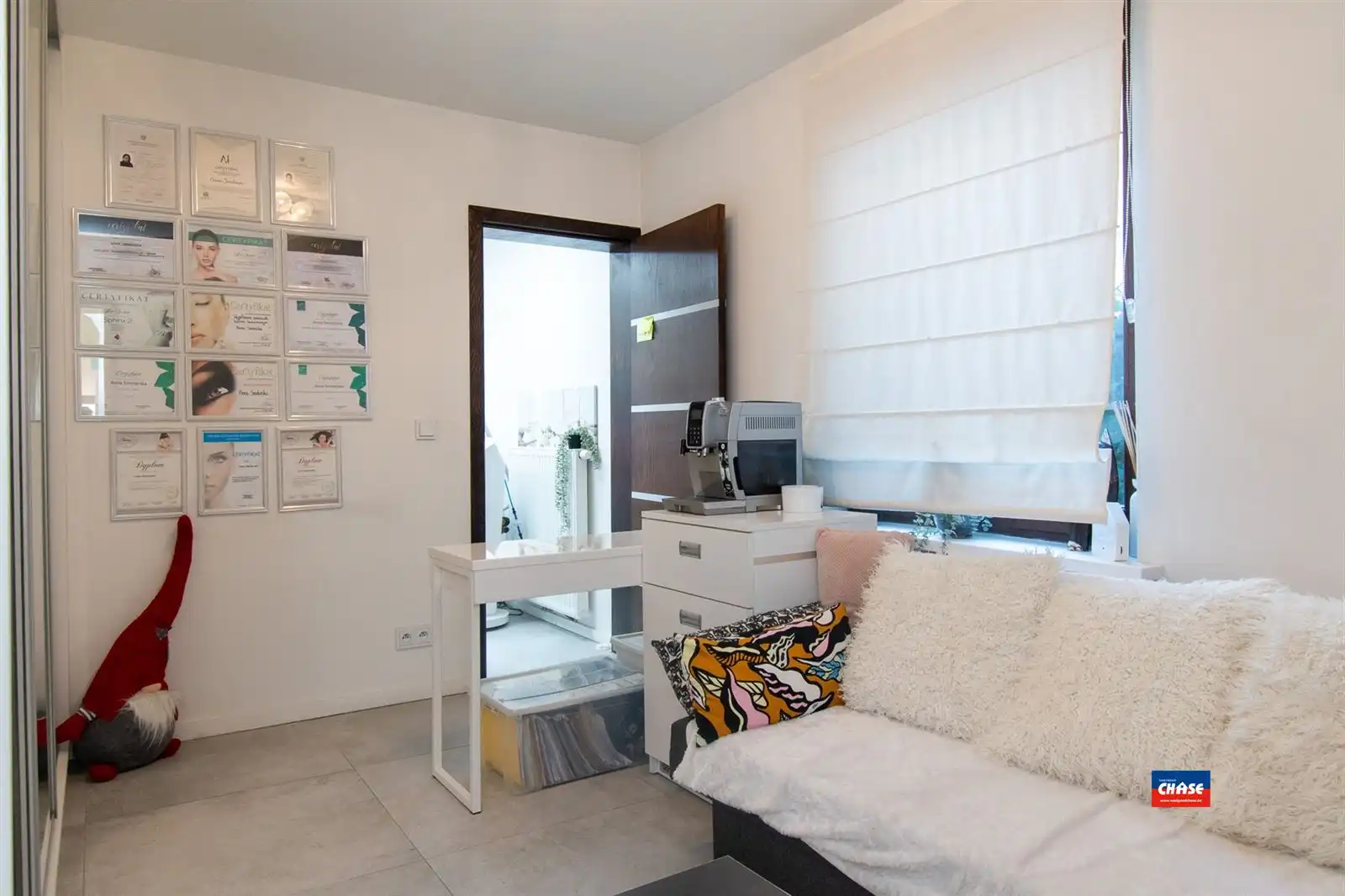 Bel-étage met 4 slaapkamers, 2 badkamers, kantoorruimte, garage en tuin. foto 21