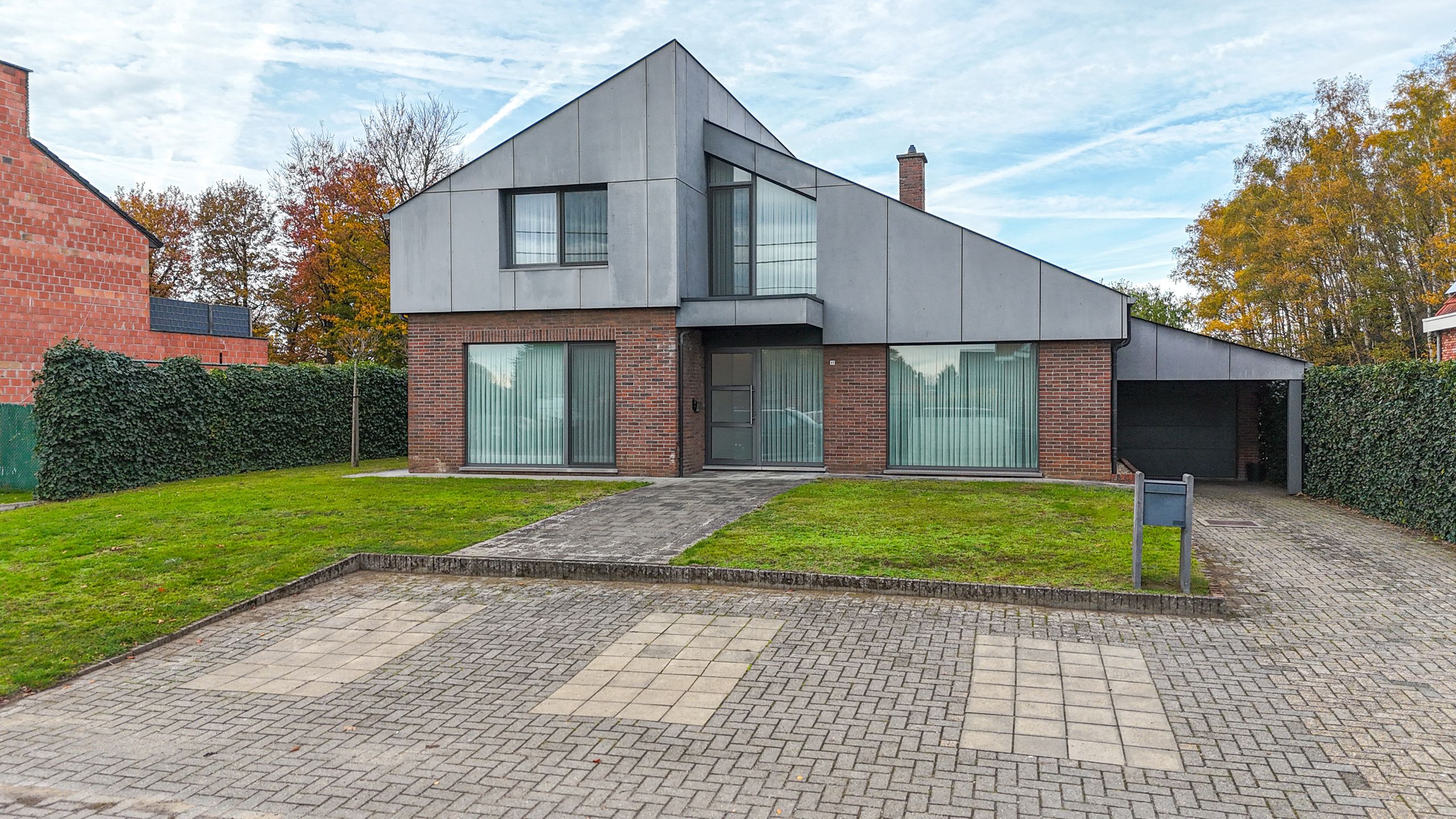 Charmante woning op 18are grond, grote tuin en ruime garage! foto {{pictureIndex}}