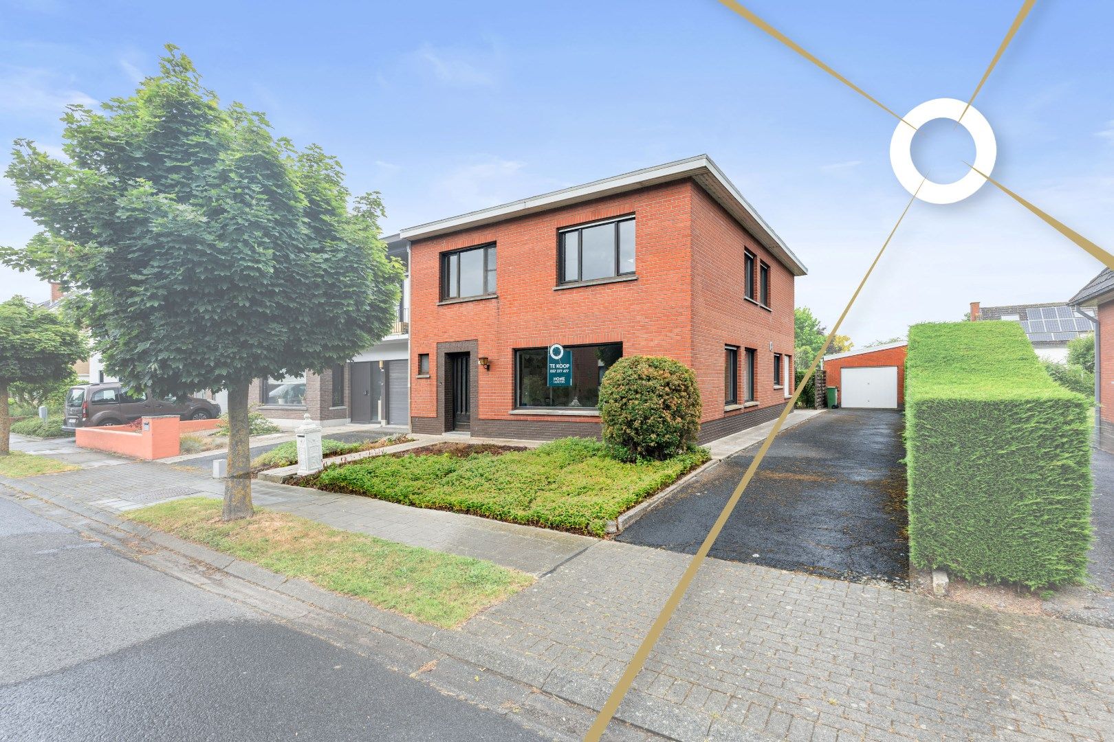 Hoofdfoto van de publicatie: Te renoveren halfopen woning met 4 slaapkamers, 2 garages en veel potentieel te Ieper